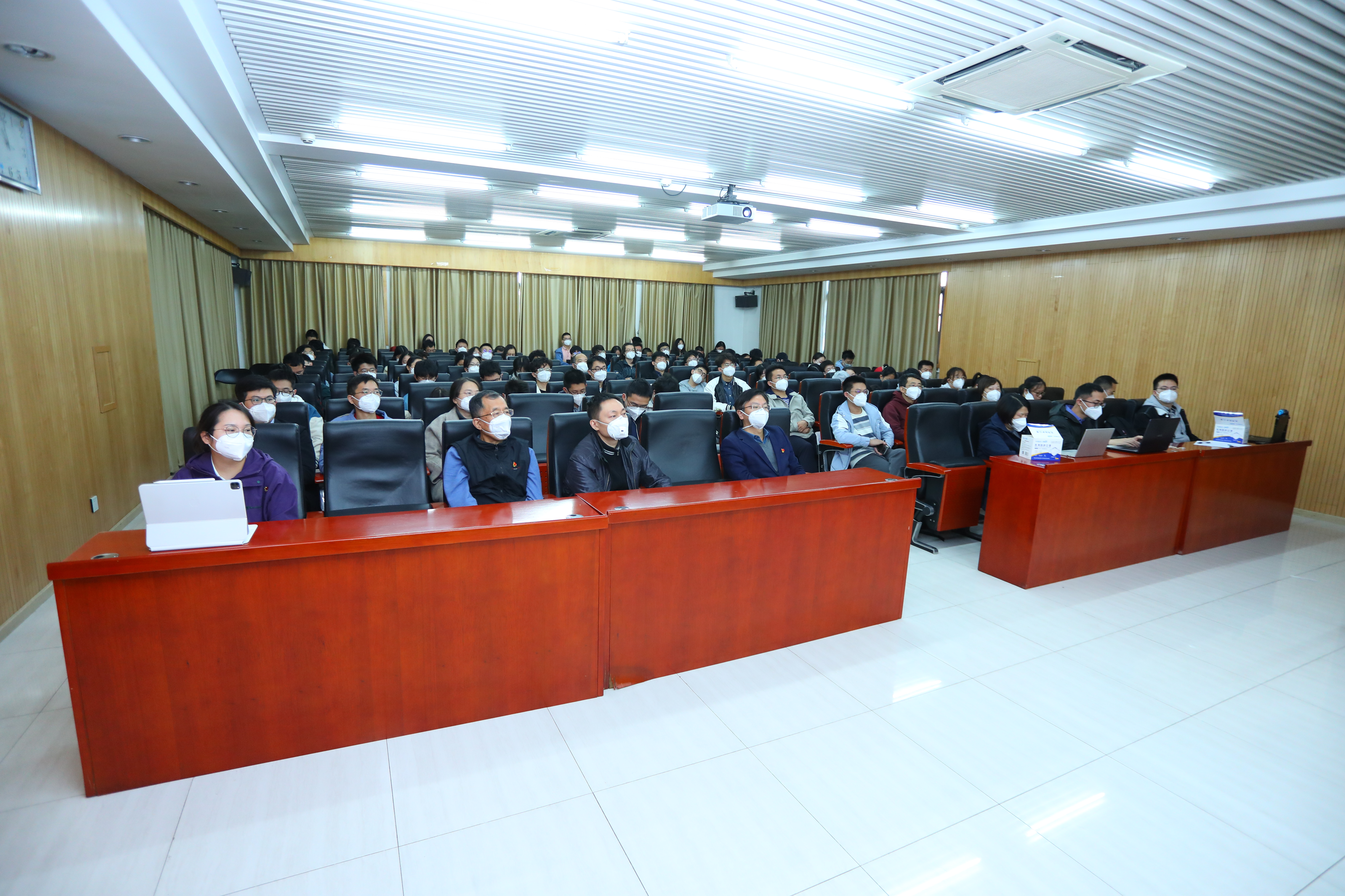 20221018-喜慶二十大,奮進(jìn)新征程——清華大學(xué)本科生黨支部熱切關(guān)注黨的二十大開幕會-劉雪天-化學(xué)系黨支部集體觀看黨的二十大開幕會.JPG