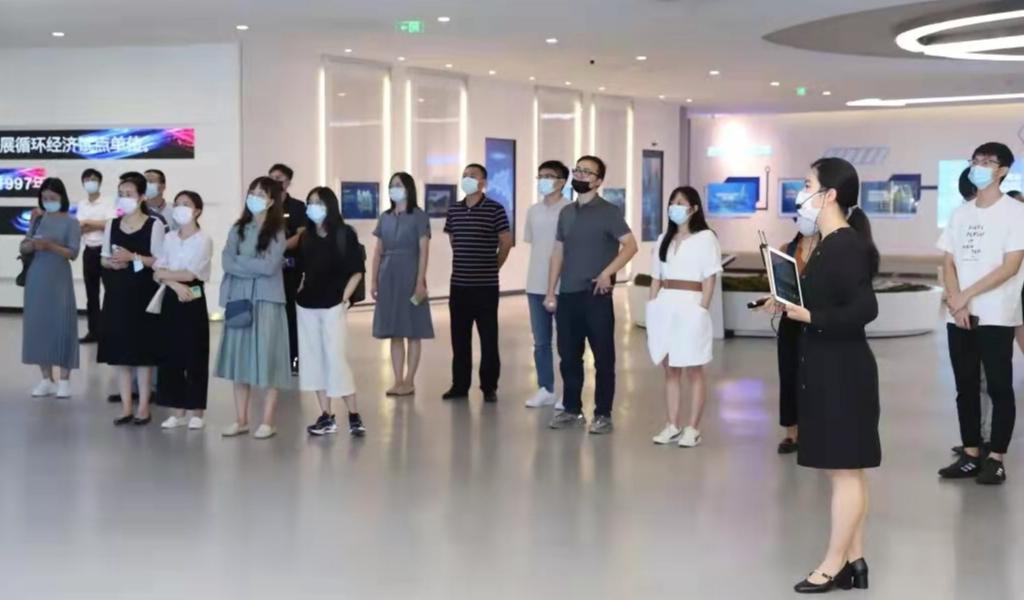 20210928-科技成果路演活動(dòng)-伍玉飛-院長(zhǎng)劉毅-路演參觀.jpg