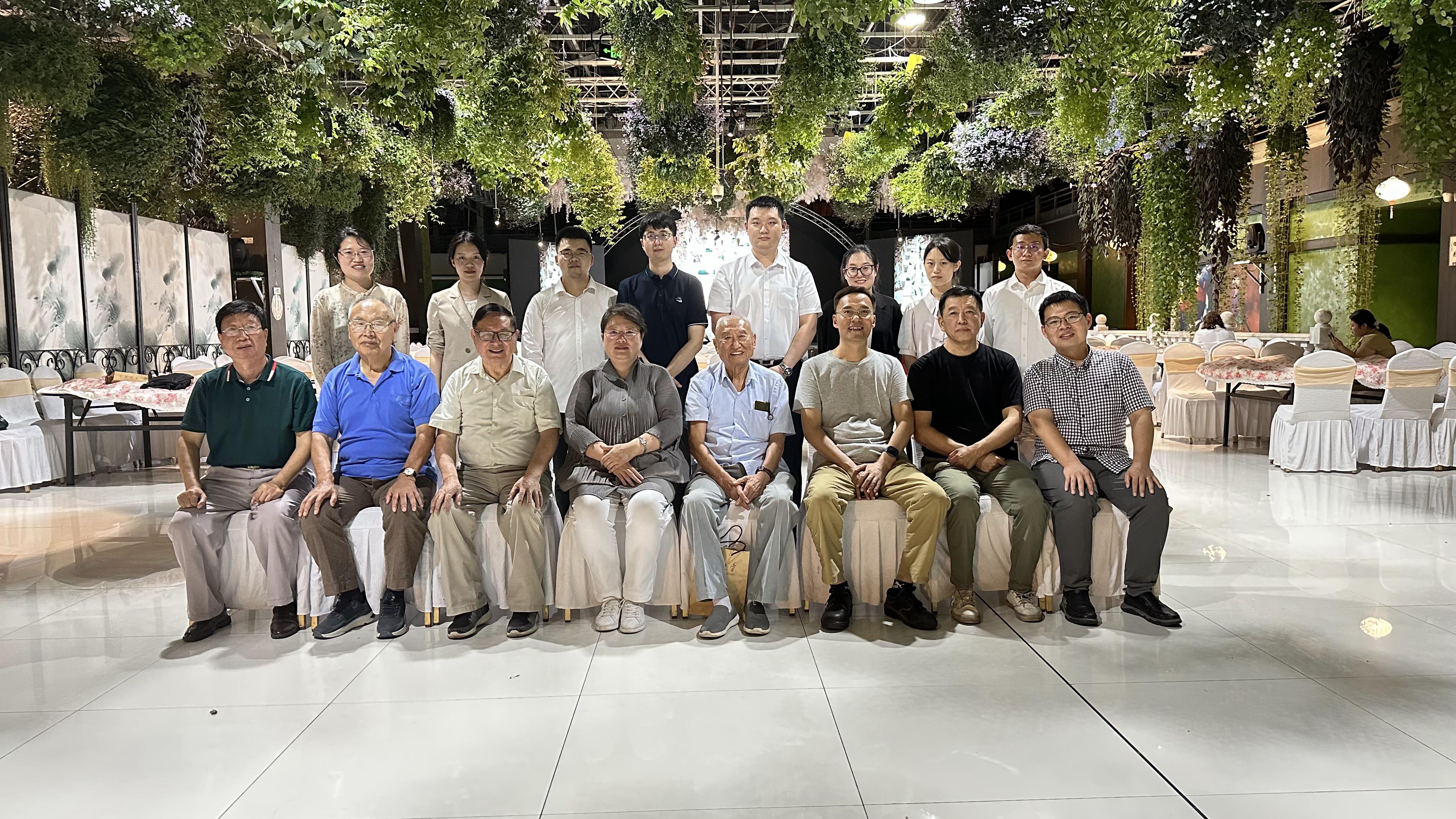 20230913-馮仲云獎學金赴常州實踐-校史館-與常州校友座談合影.JPG