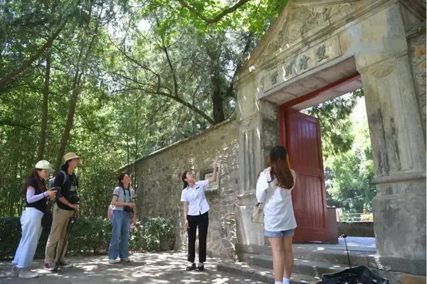 20230905-清華大學(xué)“‘京’彩文化 青春綻放”行動(dòng)暑期活動(dòng)紀(jì)實(shí)-供圖-學(xué)生們在香山公園雙清別墅前聽講解員講述雙清別墅歷史.png