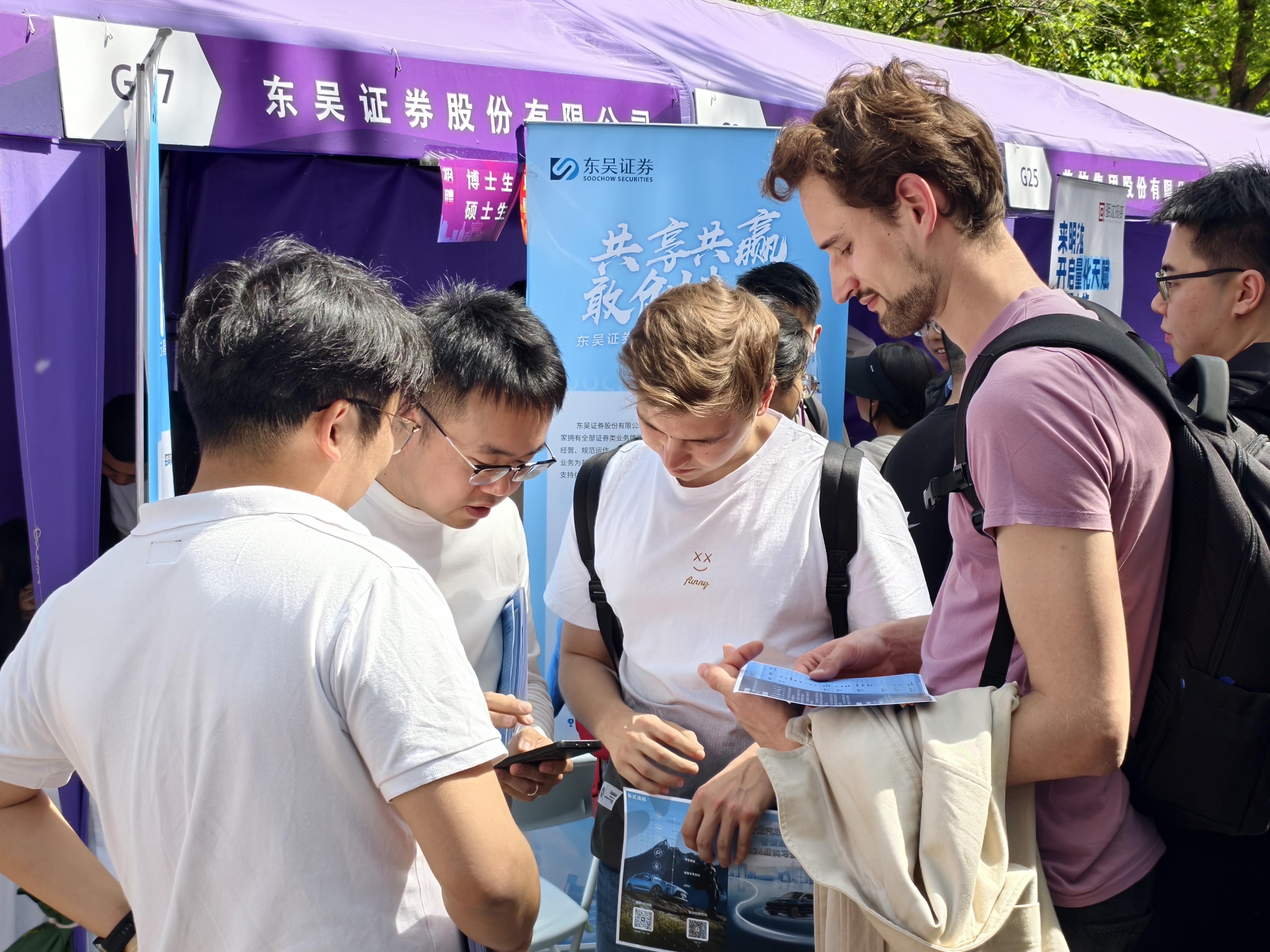 20250424-為準畢業(yè)年級學生提供職業(yè)發(fā)展“前置導航”——清華大學連續(xù)6年舉辦“職業(yè)發(fā)展早春營”-宋壯壯-實習雙選會現(xiàn)場.jpg