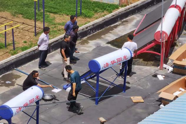 20220112-2021年清華大學(xué)學(xué)生社會實(shí)踐工作獲評多項(xiàng)榮譽(yù)-實(shí)踐部供圖-“I·溫度”赴云南南澗鄉(xiāng)村振興調(diào)研支隊(duì)在搭建太陽能熱水器.jpg