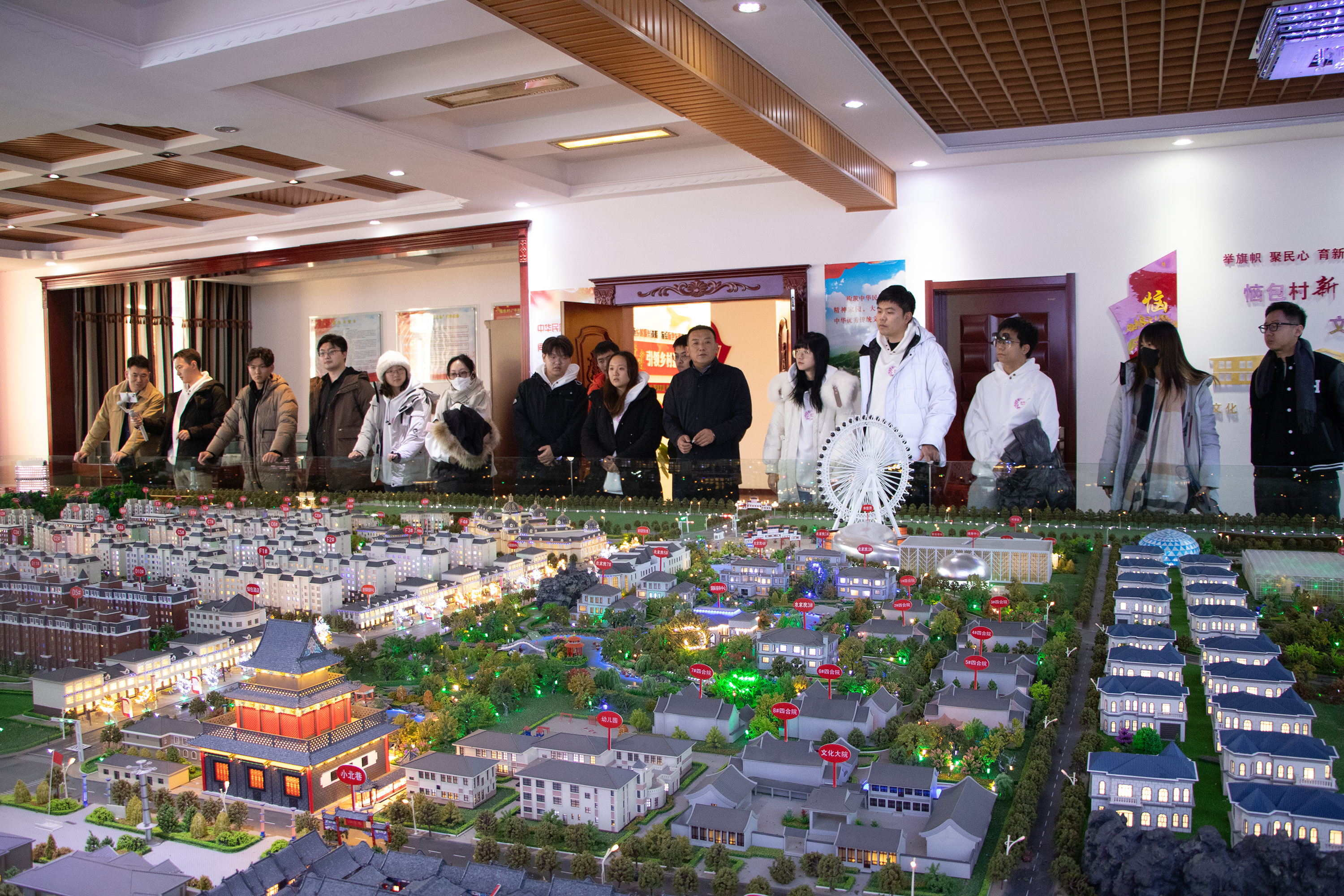 20231129-“桑梓研修營”赴內(nèi)蒙古實踐-曾中一-“桑梓研修營”支隊成員參觀惱包村鄉(xiāng)村振興成果展覽館.jpg