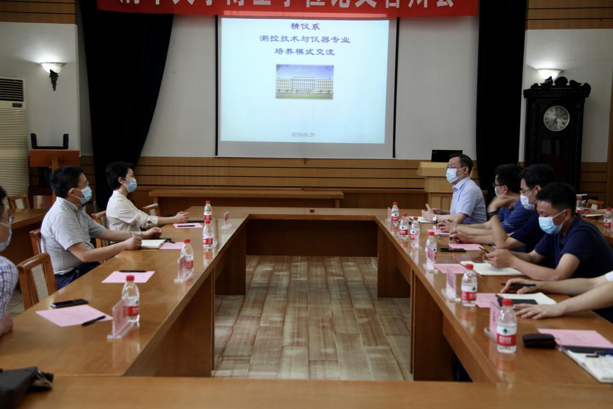 與會(huì)人員分享線上教學(xué)經(jīng)驗(yàn)