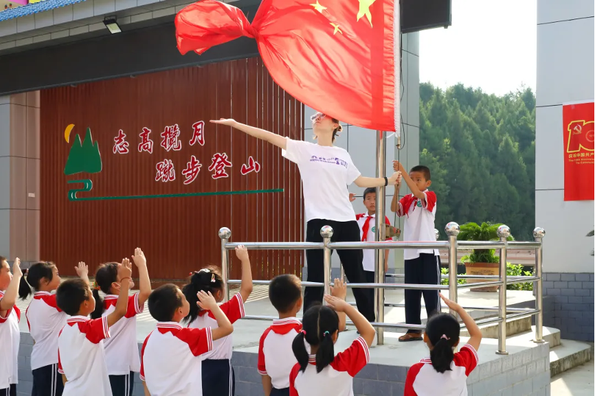 20210908-【我為群眾辦實(shí)事】支教筑夢(mèng),為愛(ài)前行-程煒昊-升旗儀式上的五星紅旗和護(hù)旗手們.jpg