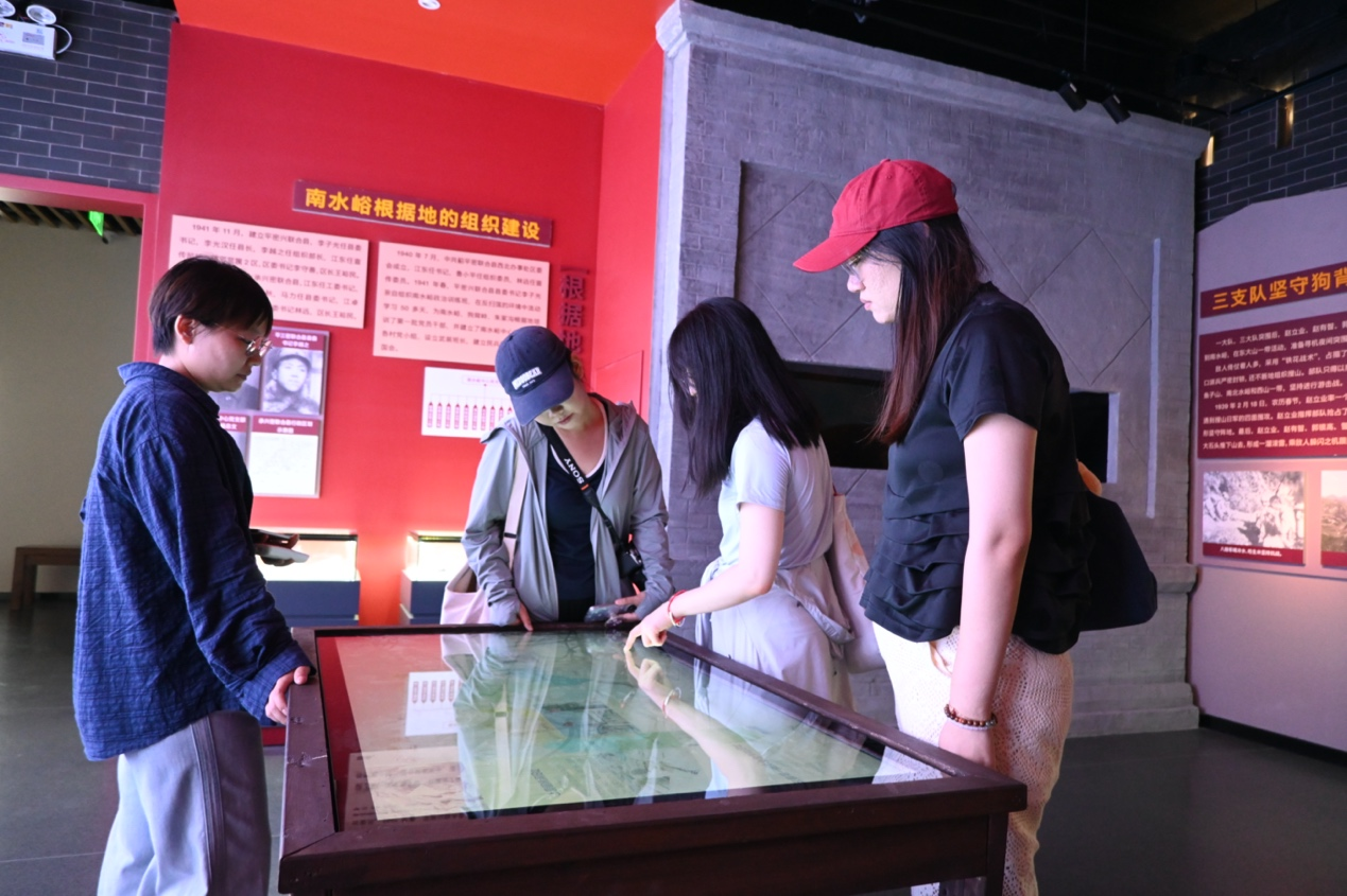 20240729-千人百村主題實踐活動-張泊寧-支隊成員開展實地調(diào)研和訪談工作.png