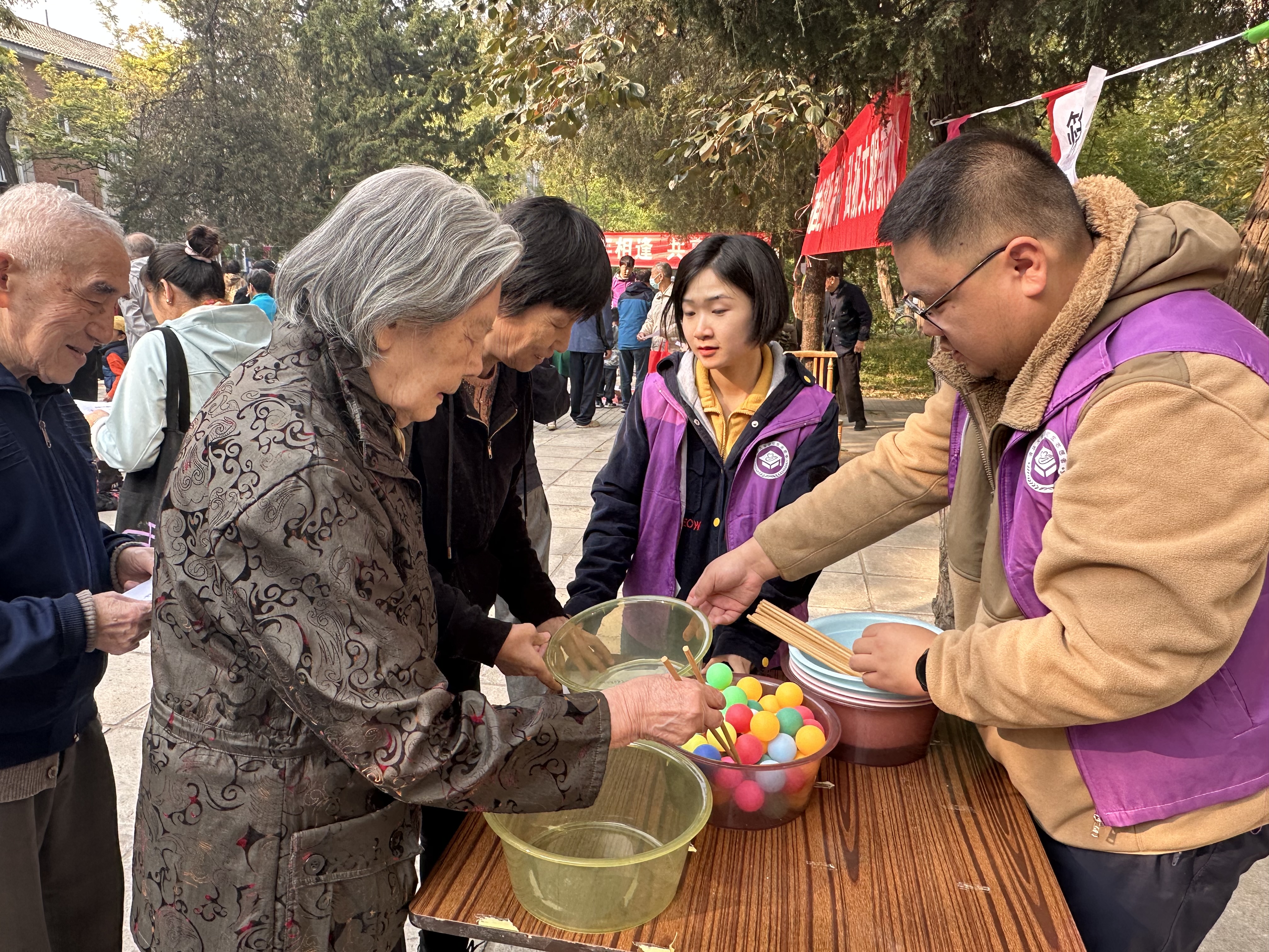 20231023-重陽節(jié)“傳承溫暖,敬老愛老”活動-胡益瑋-志愿者服務(wù)老人們開展趣味運動會.jpg