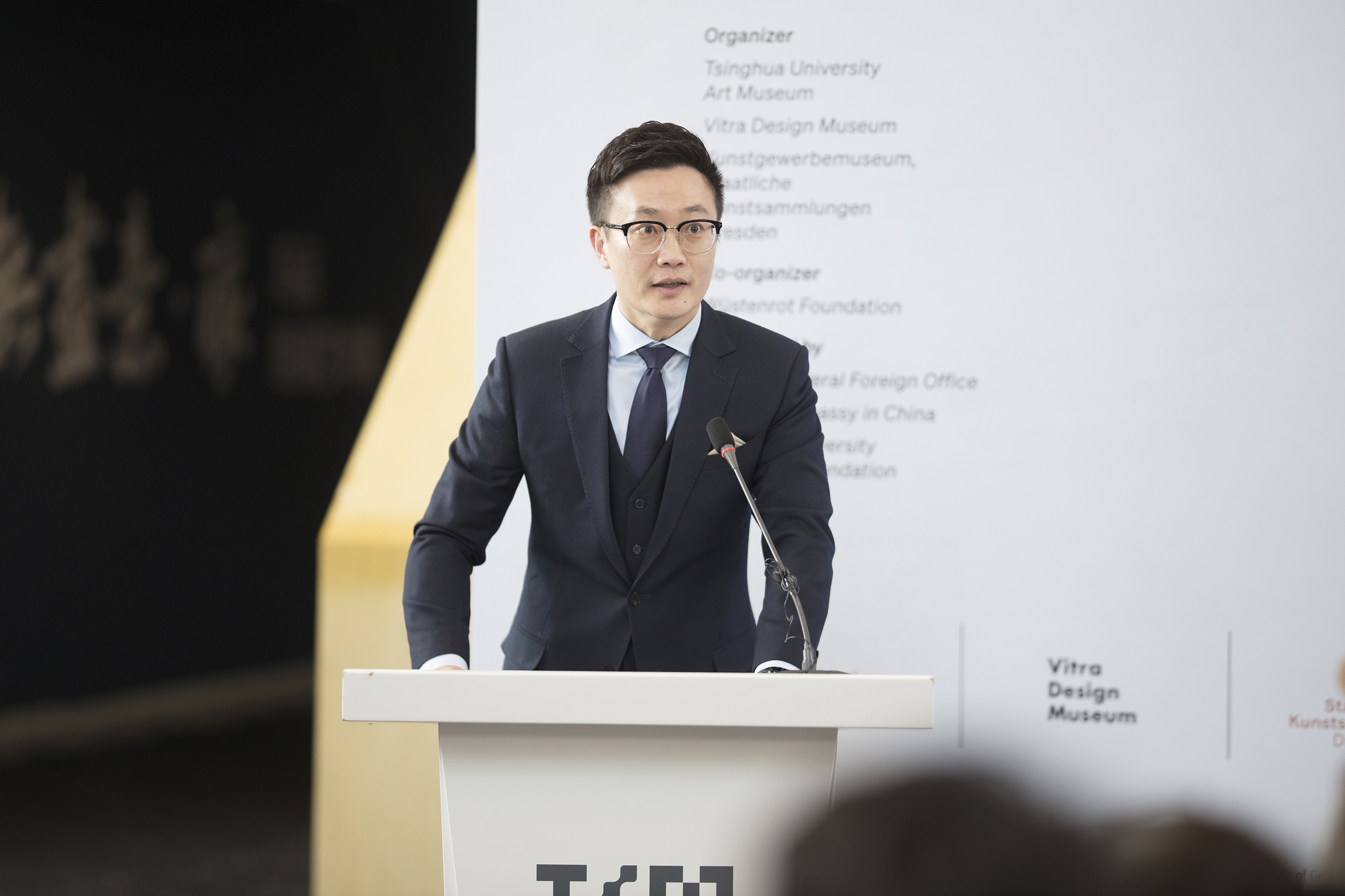 20230221-清華藝博德國設(shè)計特展開幕式-肖非-藝博副館長李哲-主持開幕式.jpg