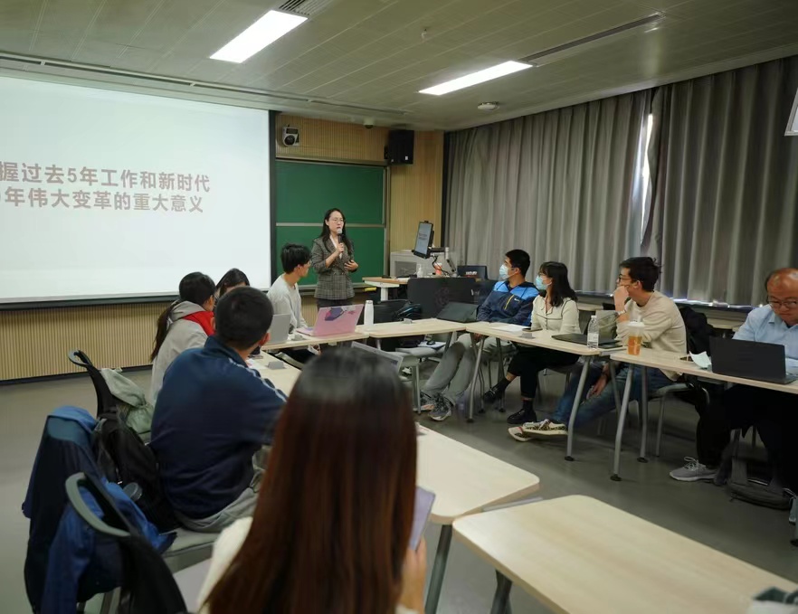 20221018-清華大學(xué)博士生講師團(tuán)舉辦學(xué)習(xí)黨的二十大報(bào)告專題研討會(huì)-博士生講師團(tuán)-張牧云老師做專題分享.jpg