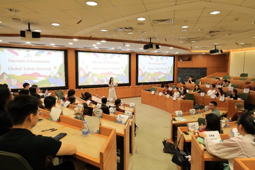20240812-清華哈佛交流-清華大學(xué)蘇世民書院校友與哈佛青年學(xué)者在哈佛中心(上海)案例研究教室進(jìn)行分享交流-無.jpg