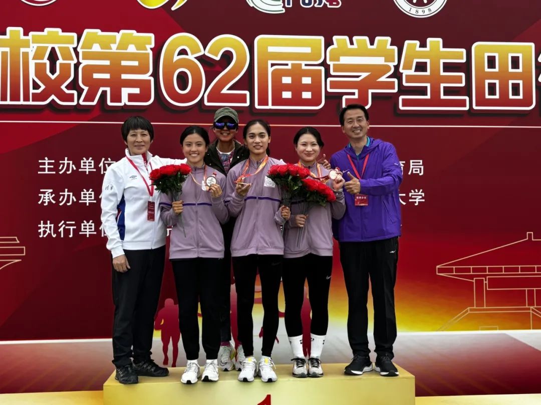 20240519-首都高校田徑運(yùn)動(dòng)會(huì)十五連冠-體育代表隊(duì)-領(lǐng)獎(jiǎng)合影4.jpeg