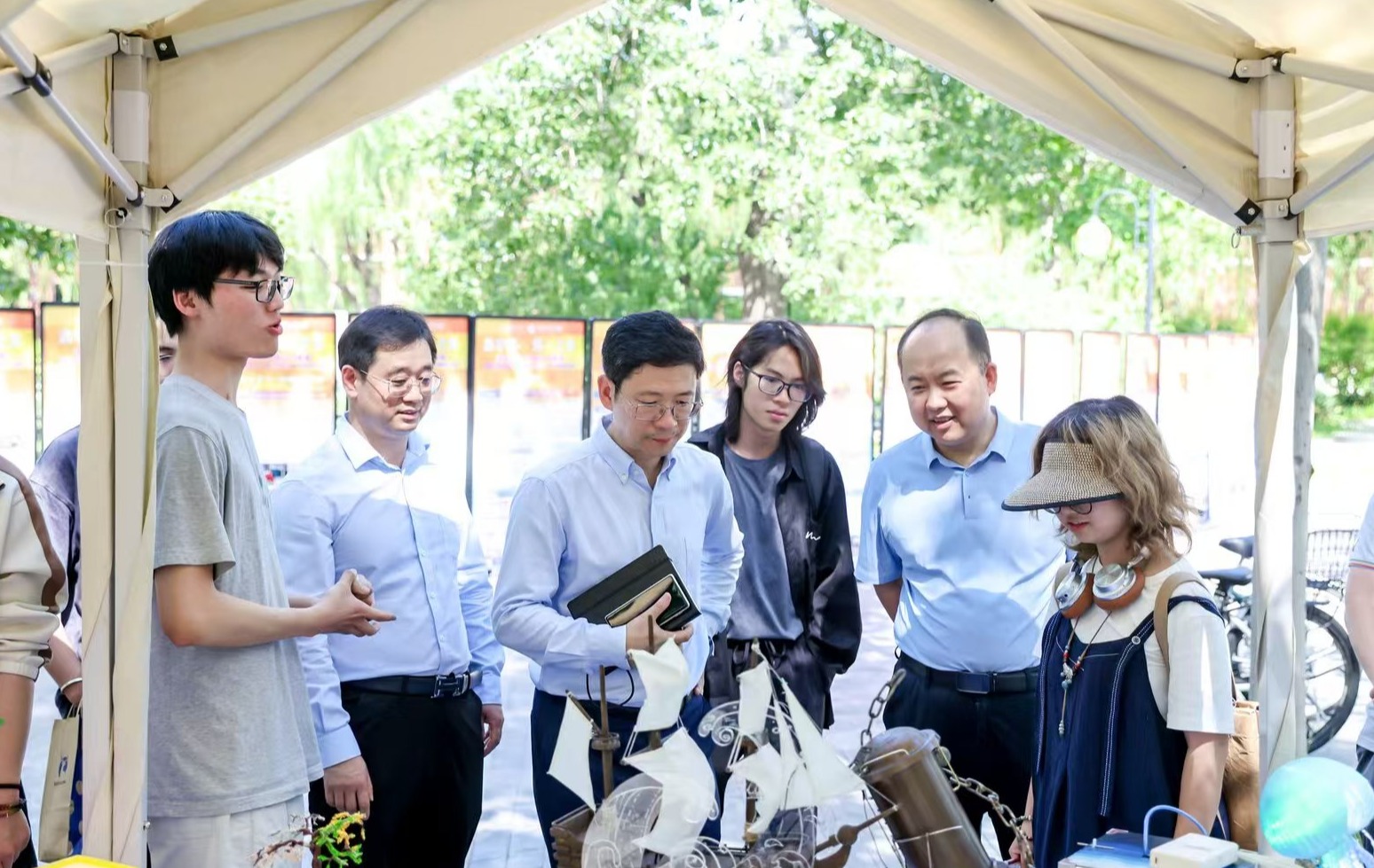 20250605-清華大學(xué)勞動教育成果展舉行-彭世廣-參加勞動展的師生交流.jpg