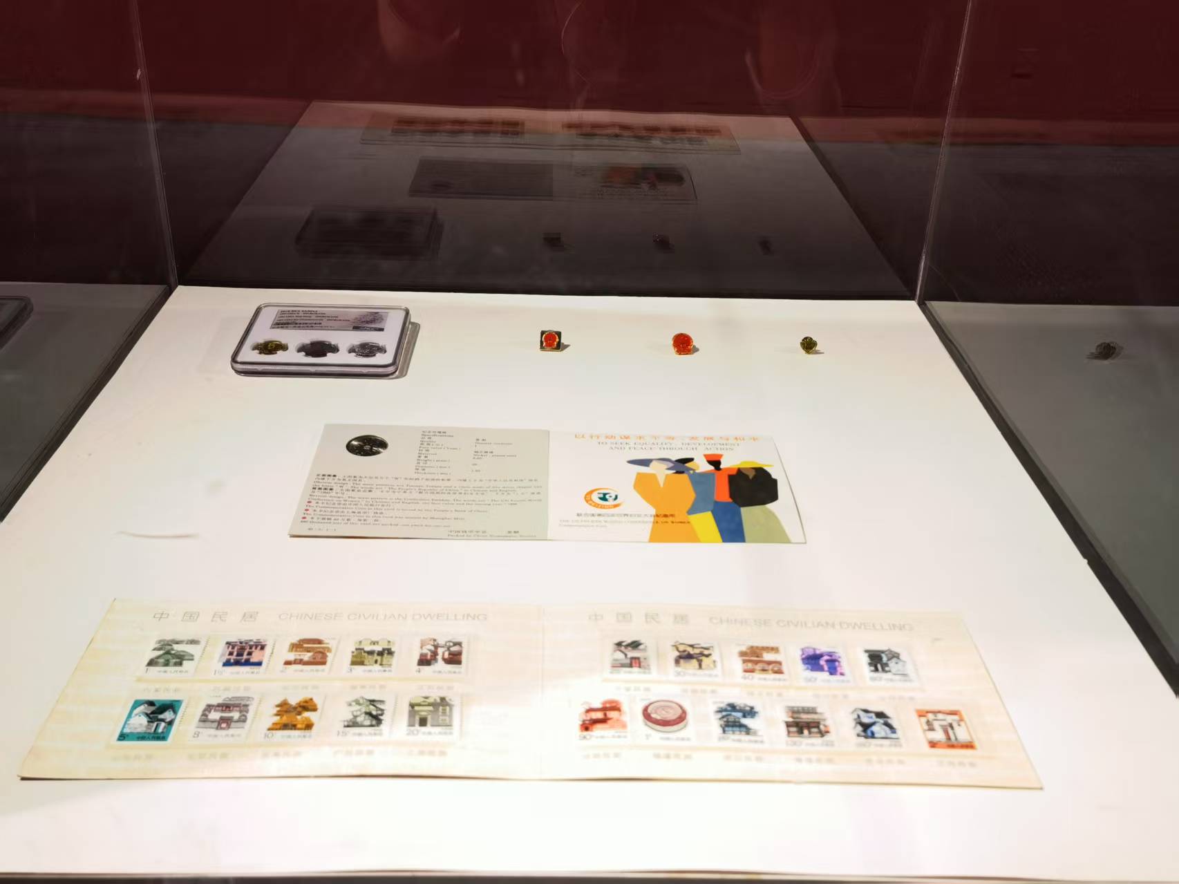 20250429-陳漢民設(shè)計文獻(xiàn)展-美術(shù)學(xué)院-人民幣硬幣、紀(jì)念幣、國慶游行紀(jì)念章、郵票,陳漢民設(shè)計.jpg
