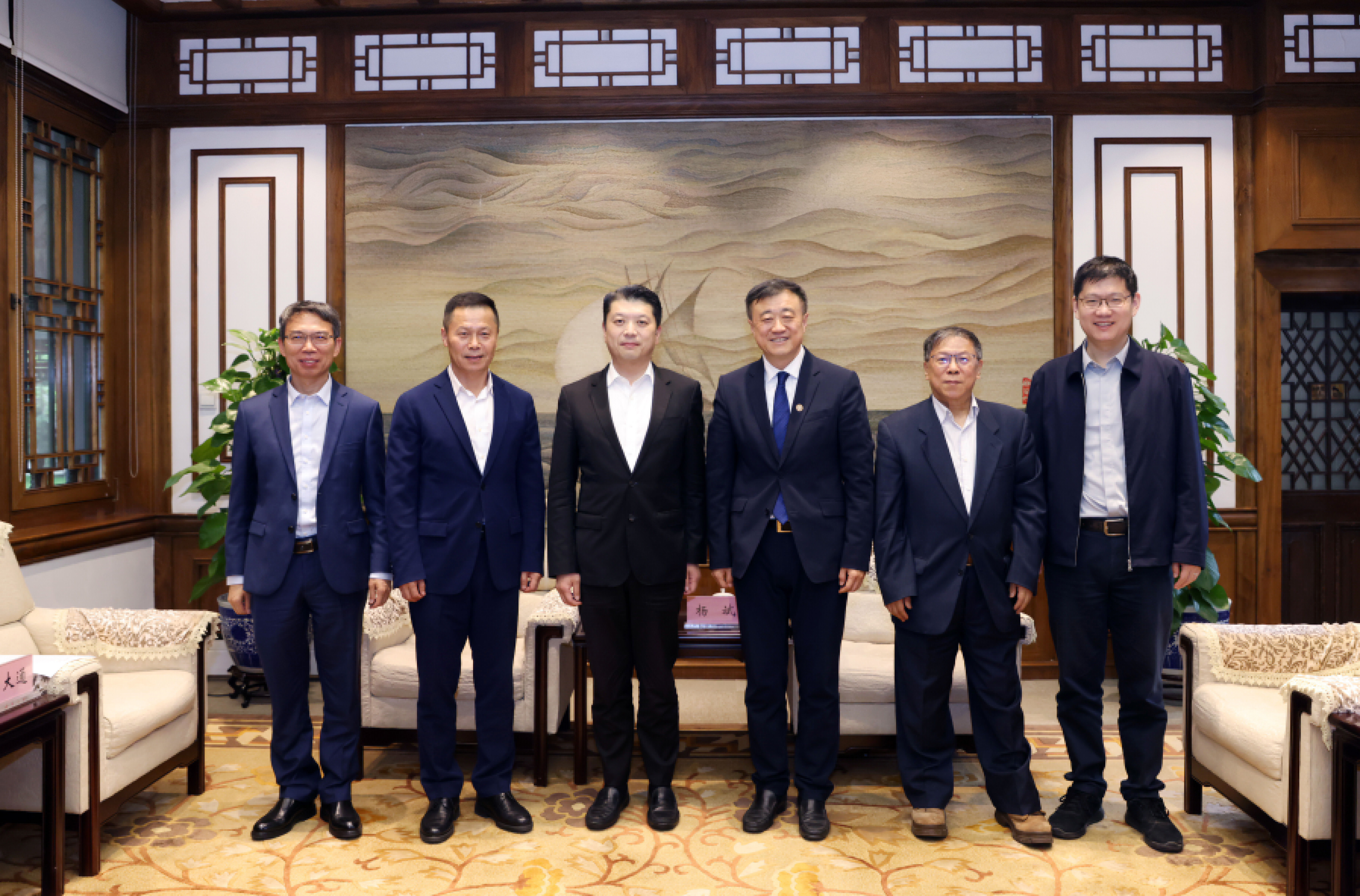 20240426-副校長楊斌會見澳門青創(chuàng)國際集團董事長何敬麟及廣州開發(fā)區(qū)黨工委副書記王大通一行-學校攝影師-會見合影2.jpg