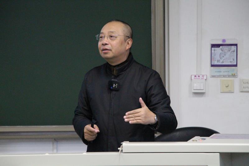 20231221-故宮博物院研究館員王軍做客新人文講座 闡釋中華優(yōu)秀傳統(tǒng)文化的時空觀-褚紅麗-主講人王軍.jpg