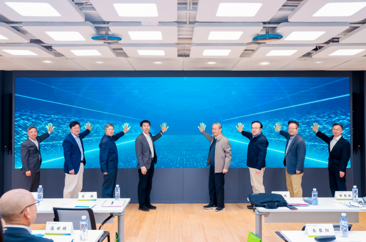 20241017-《2024全球碳中和年度進展報告》發(fā)布會-報告編寫團隊-7.致辭嘉賓與報告發(fā)布單位為報告發(fā)布揭幕.png