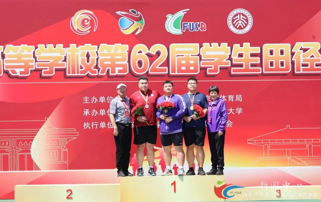 20240519-首都高校田徑運(yùn)動(dòng)會(huì)十五連冠-體育代表隊(duì)-領(lǐng)獎(jiǎng)合影2.jpeg