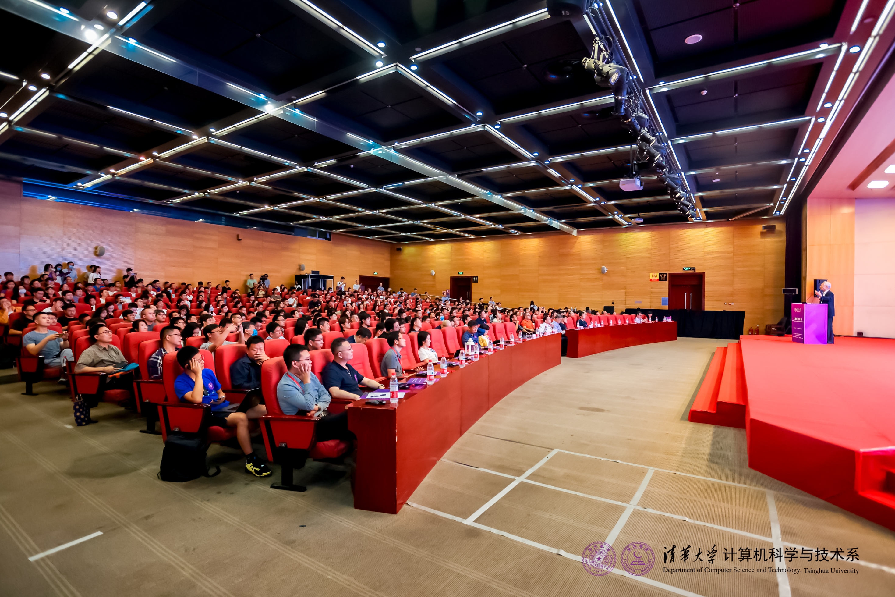 20230910-清華大學計算機系與人工智能研究院基礎模型研究中心聯(lián)合舉辦首屆基礎大模型研討會-嘉藝-大會現(xiàn)場.jpg