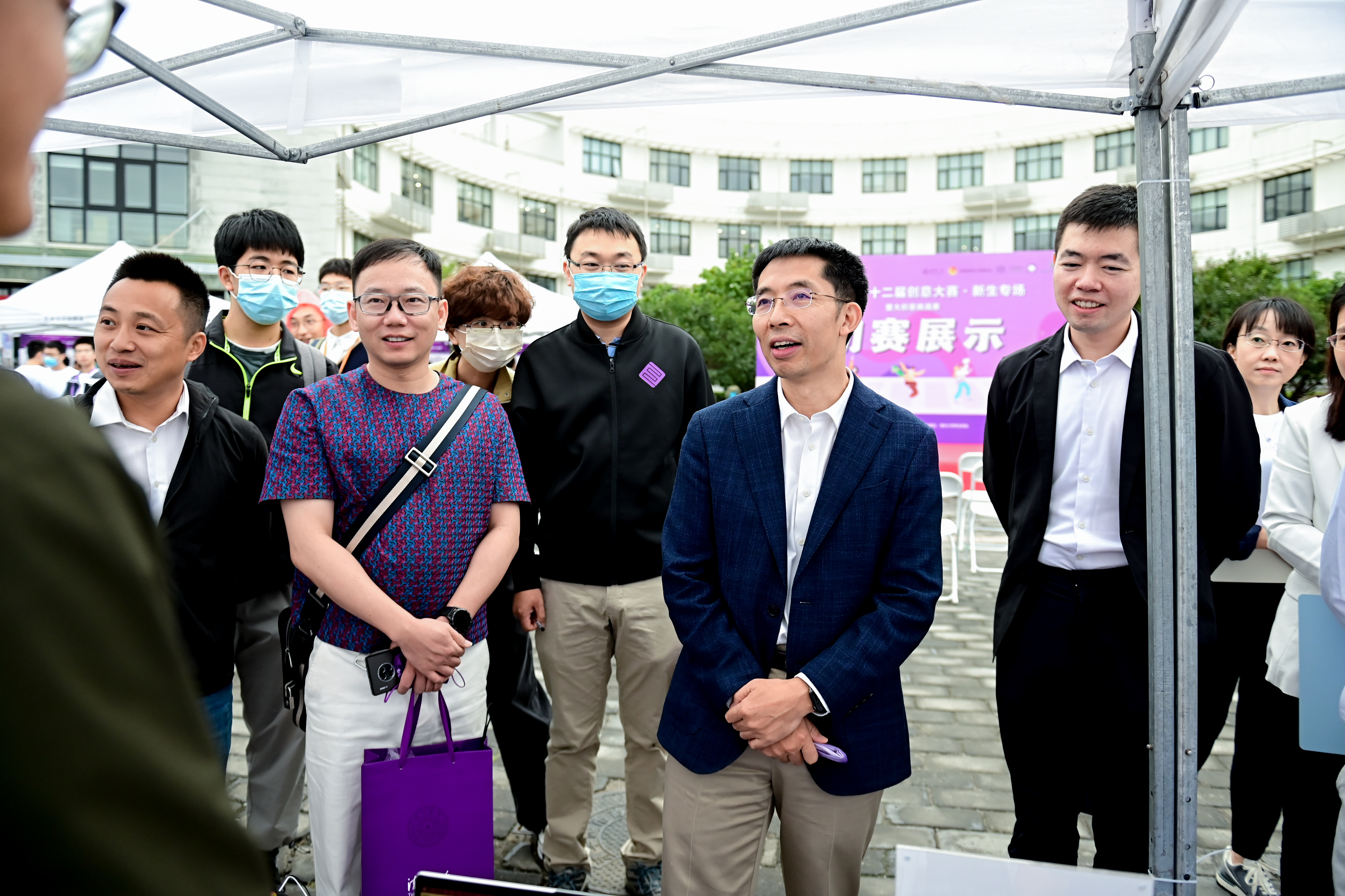 20221003-新生創(chuàng)意大賽-校科協(xié)-曾嶸與參賽選手現(xiàn)場交流.jpg