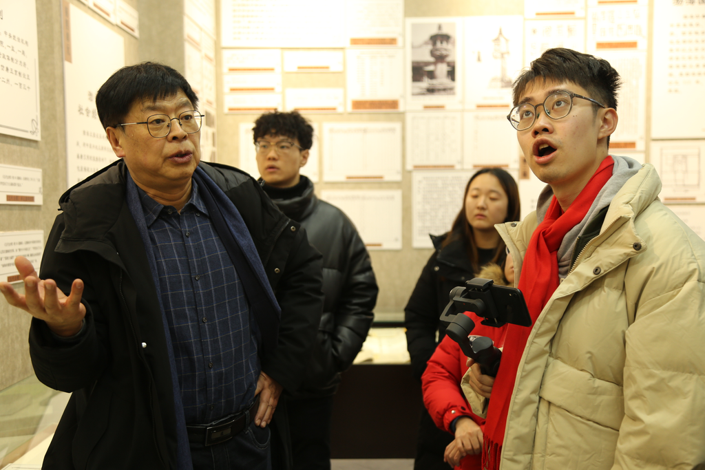 20240227-桑梓研修營(yíng)學(xué)員赴哈爾濱市實(shí)踐調(diào)研-聯(lián)絡(luò)部-實(shí)踐支隊(duì)參觀黑龍江大學(xué)滿語(yǔ)博物館.png