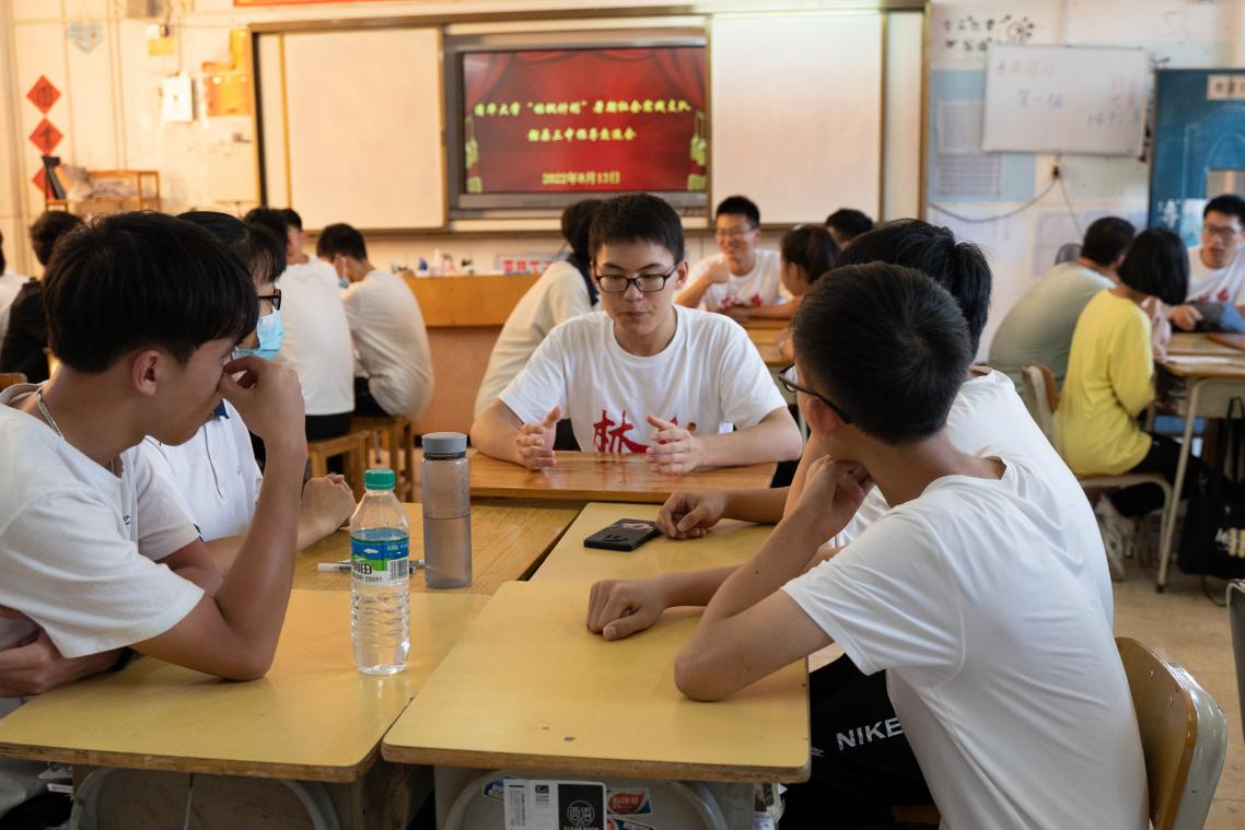 20220808-0814-清華大學(xué)“林楓計(jì)劃”師生赴江西贛縣區(qū)調(diào)研實(shí)踐-桂雨謙攝-支隊(duì)師生與當(dāng)?shù)刂袑W(xué)生交流.jpg