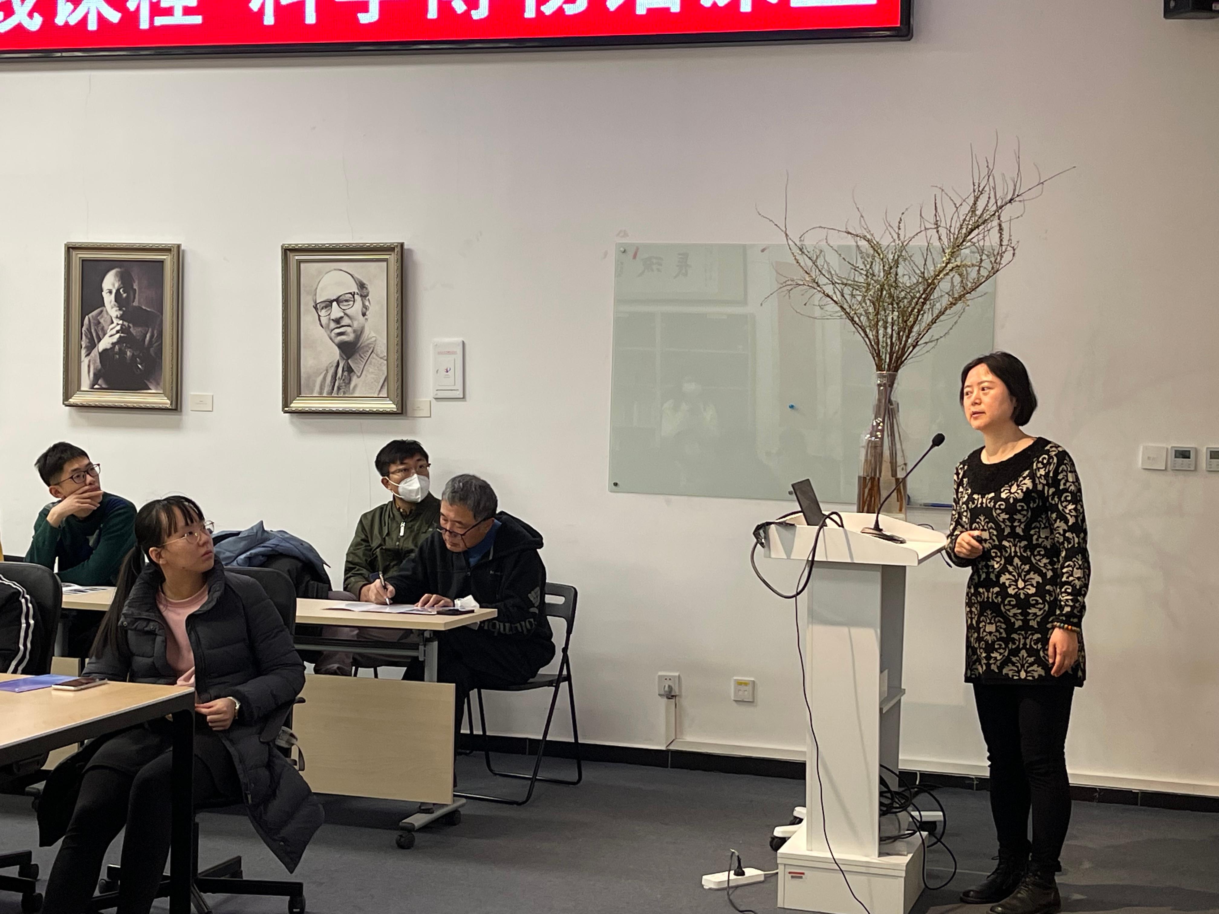 科博館員為《藝術(shù)的啟示》課程師生釋展“直上云霄”.jpg