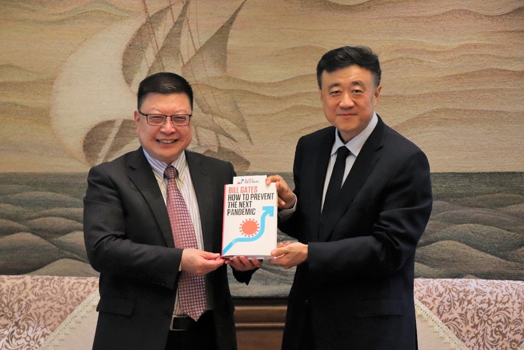 20220714-贈書-拍攝者1-會議.jpg