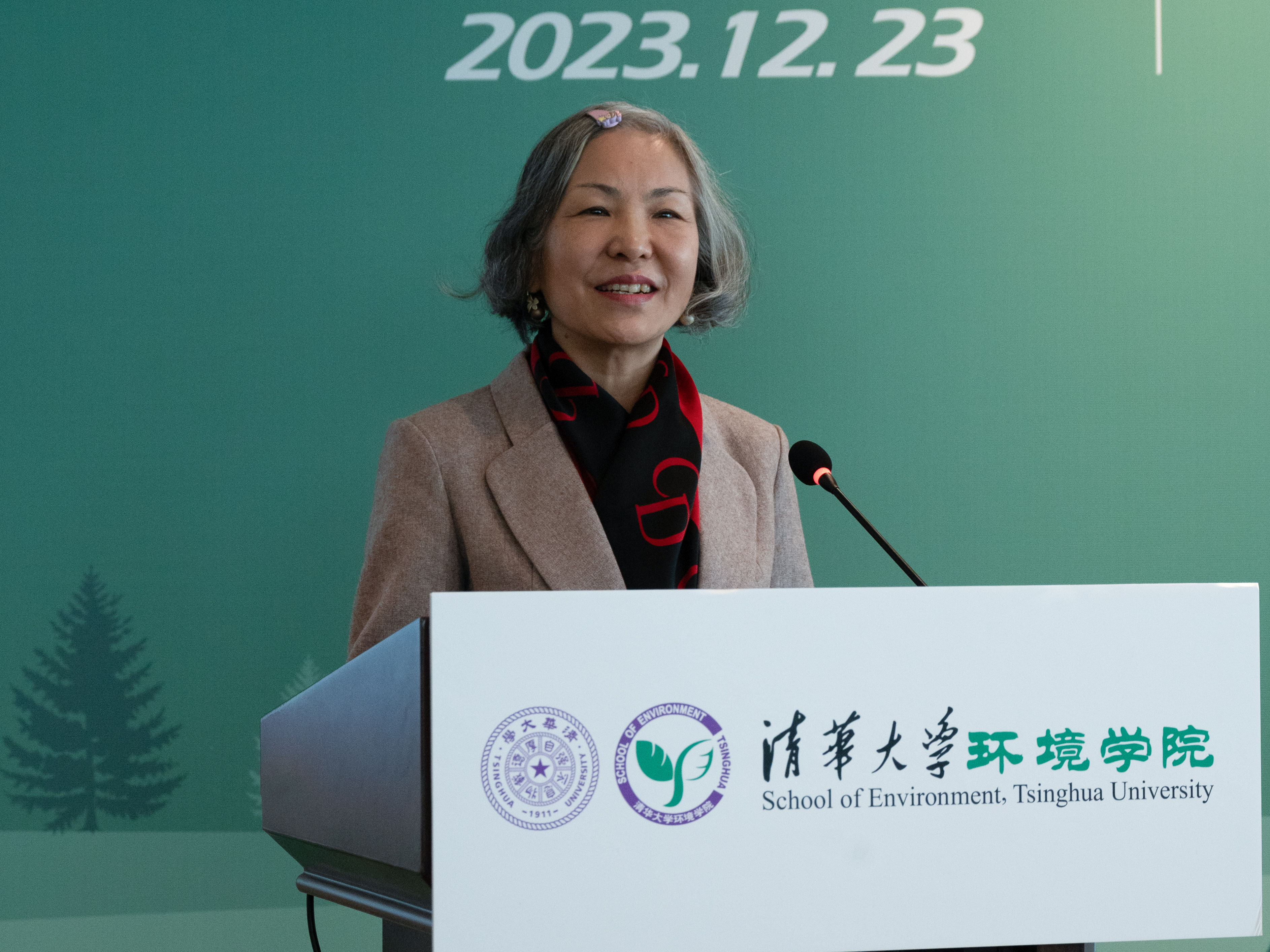 20231223-第七屆錢易環(huán)境獎獲獎?wù)邔W術(shù)成果報告與頒獎會在京舉行-拍攝者不詳-文老師致辭2.jpg