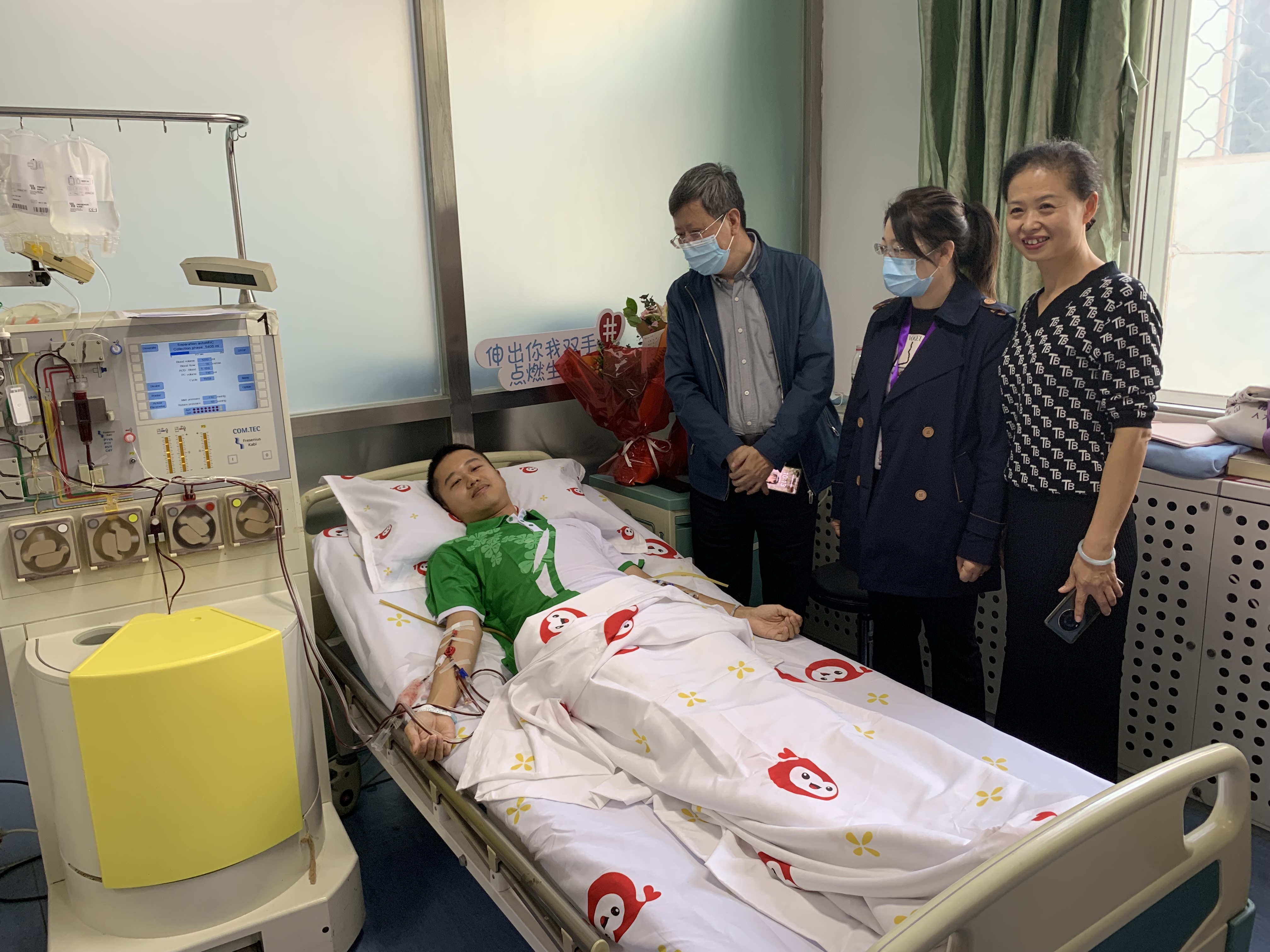 20220926-郭嘉蔚干細胞捐獻-陳家祺-材料學院老師看望慰問正在進行捐獻的郭蔚嘉.jpg