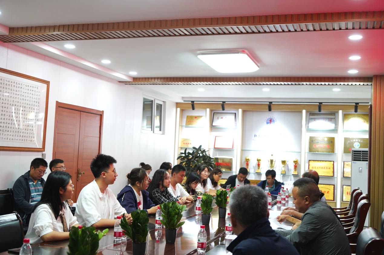 20220826-清華經(jīng)管學(xué)子開展興華同行公益助學(xué)實踐紀實-曾雅萍-圖為支隊成員在紅寺堡中學(xué)開展教師座談會.jpg