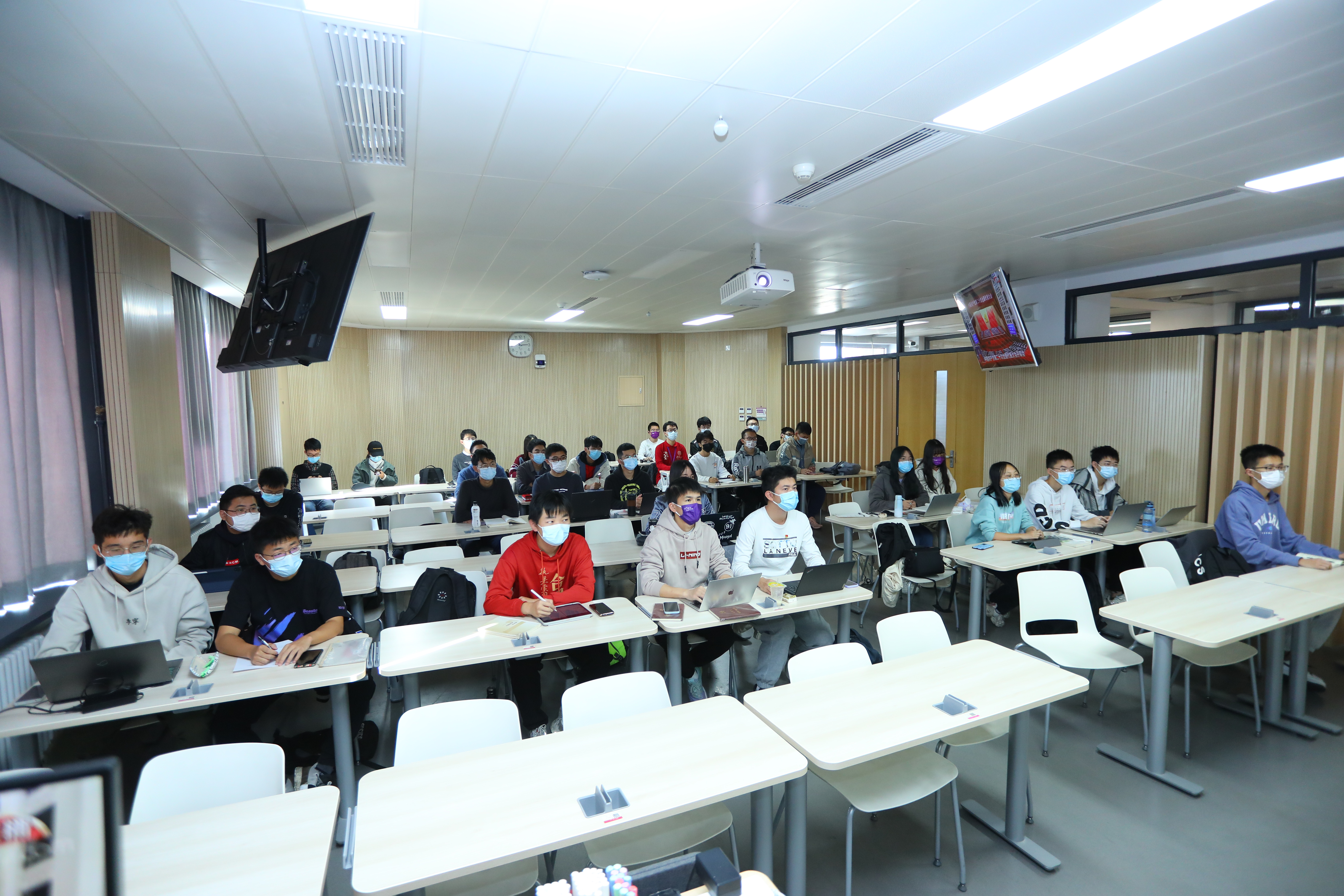 20221018-喜慶二十大,奮進(jìn)新征程——清華大學(xué)本科生黨支部熱切關(guān)注黨的二十大開幕會-劉雪天-土木水利能動法學(xué)社科行健聯(lián)合主題黨日.JPG