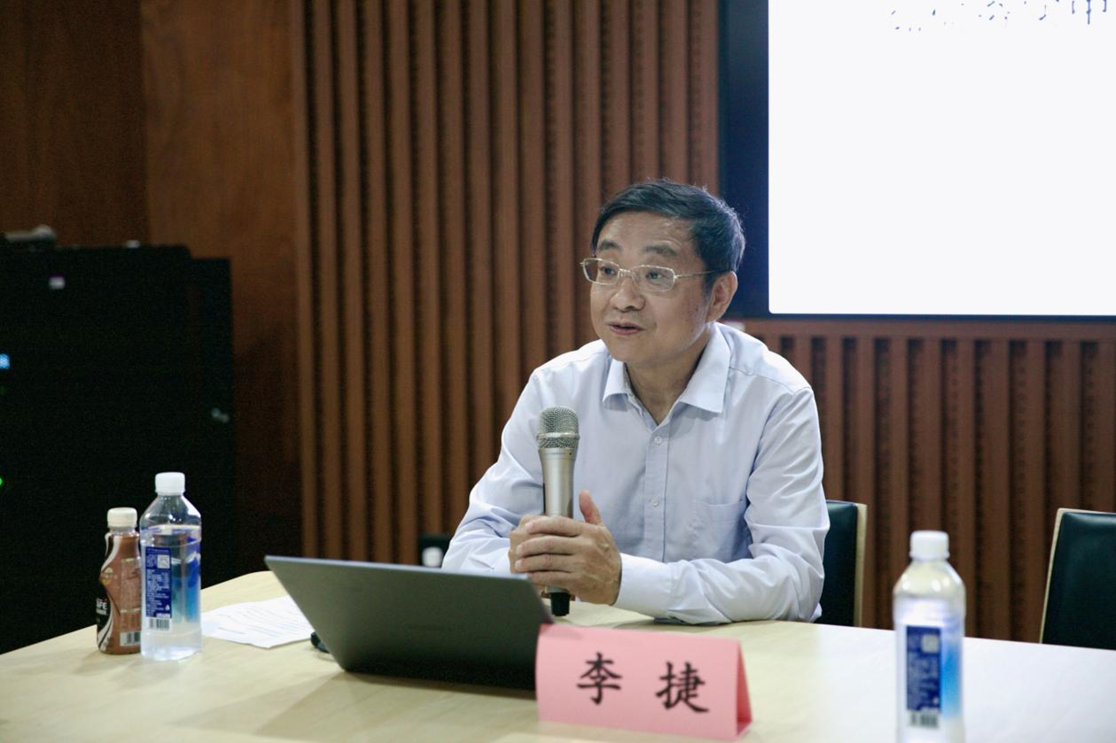 20230610-李捷為“林楓計(jì)劃”十一期學(xué)員解讀“如何夯實(shí)中共黨史研究的基礎(chǔ)”-呂宇乾-李捷教授正在為學(xué)員講解課程.png