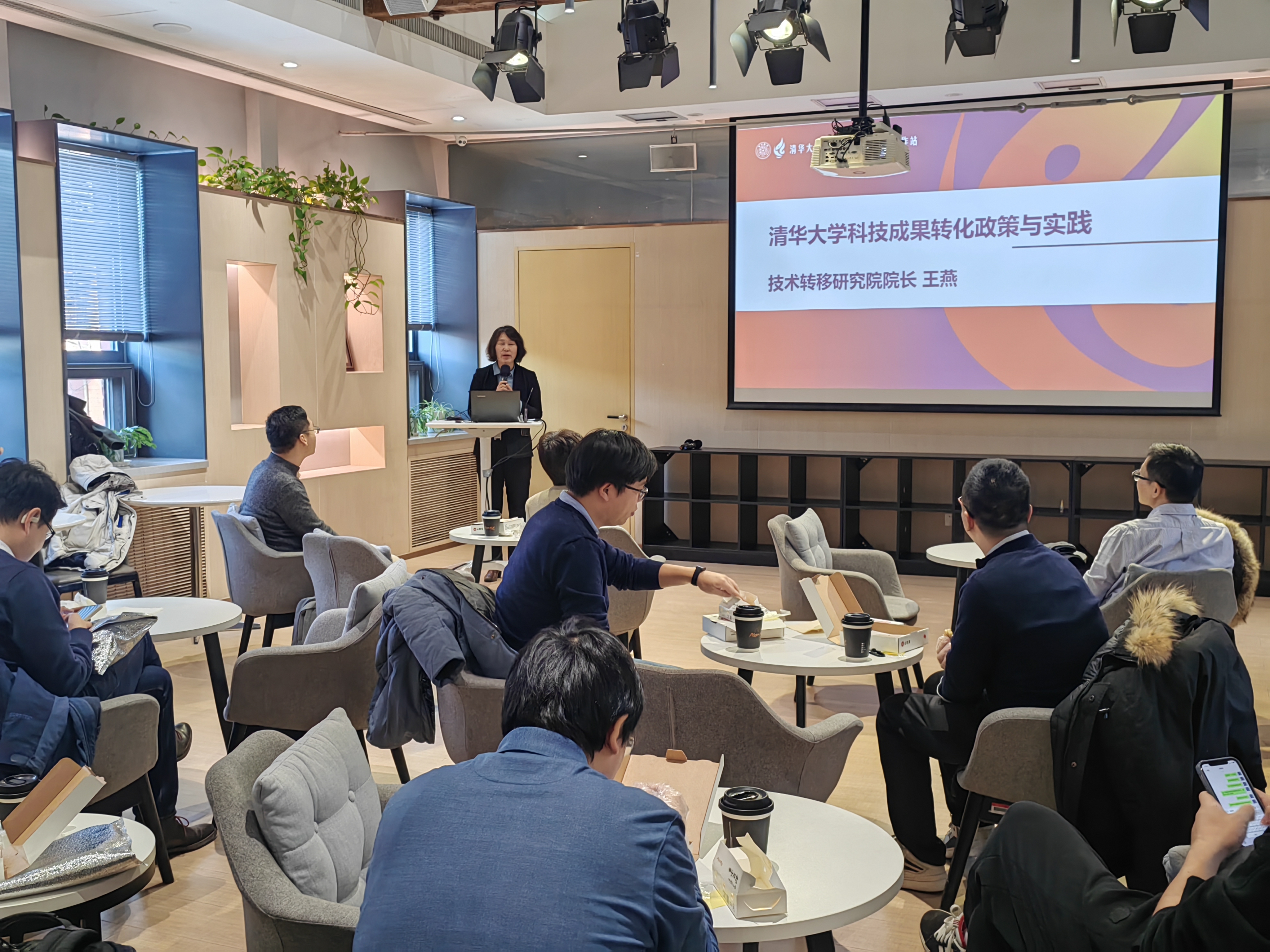 20240109-聚焦科技成果轉(zhuǎn)化 ,青年教師骨干領(lǐng)航工作站開展專題交流分享活動-孟德華-王燕做主題報告.jpg