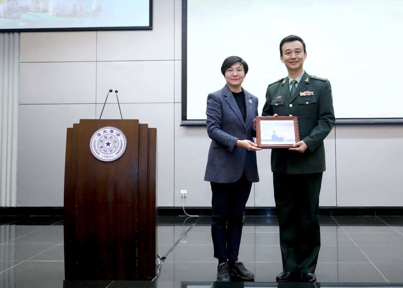 20230406-國防部新聞發(fā)言人吳謙大校做客清華國防講堂-常志東-黨委學(xué)生部部長、武裝部部長、國防教育與人才培養(yǎng)辦公室主任余瀟瀟向吳謙大校贈送紀(jì)念照片.png