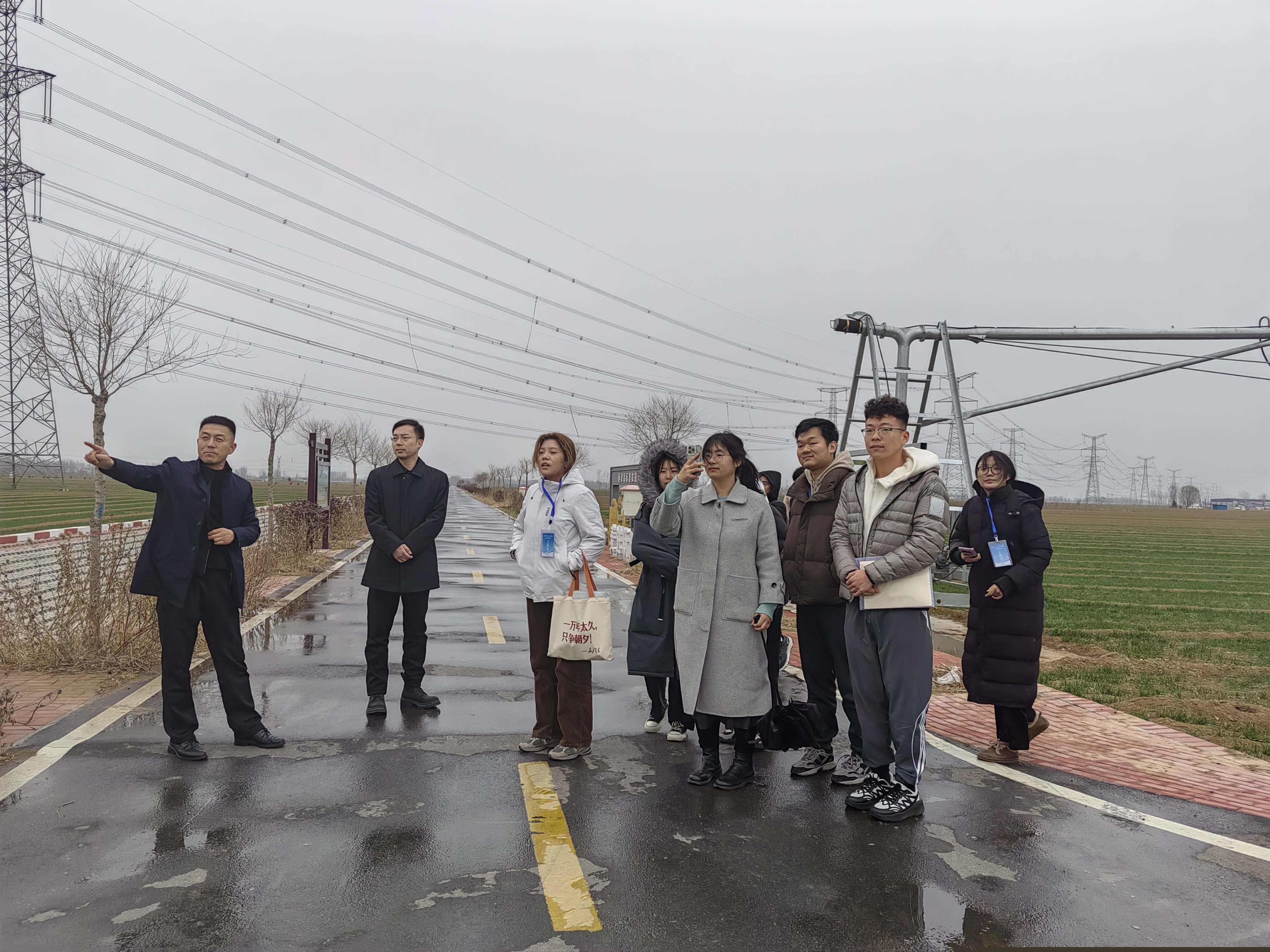 20240308-踔厲奮發(fā)守初心,奮楫篤行擔(dān)使命——2024年清華大學(xué)“初心服務(wù)團”寒假實踐總結(jié)回顧-河南新鄉(xiāng)支隊-河南新鄉(xiāng)支隊調(diào)研高標(biāo)準(zhǔn)農(nóng)田示范區(qū).jpg