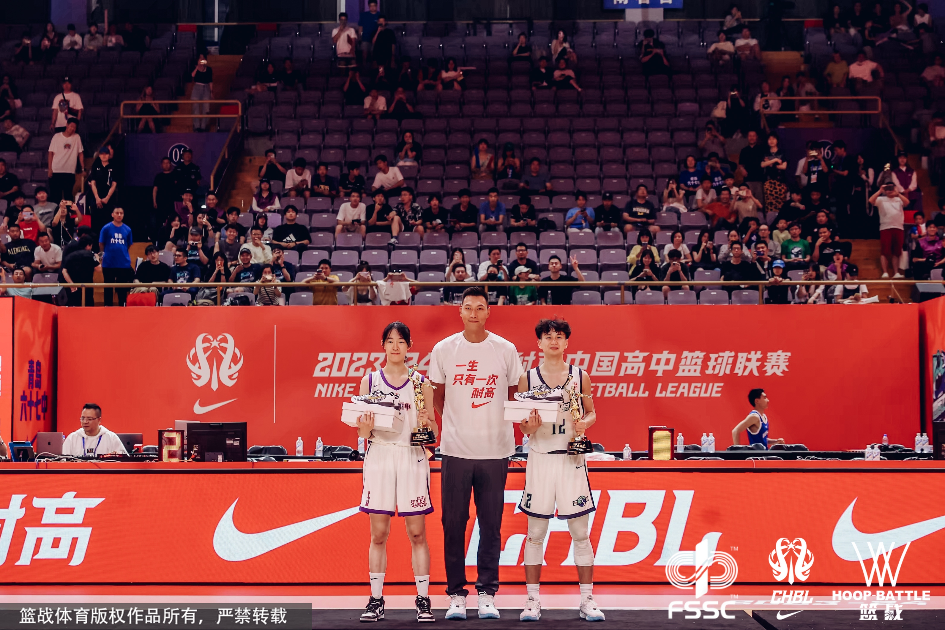 易建聯(lián)與最有價值球員梁雅琦合影.jpg