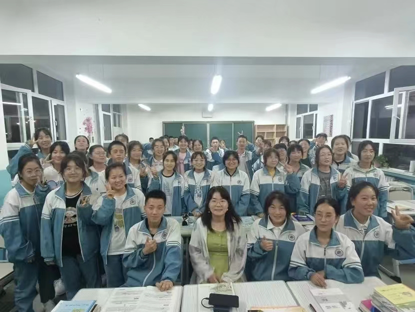 20220824-清華經(jīng)管學(xué)子開展興華同行公益助學(xué)實踐紀實-曾子青-圖為曾雅萍同學(xué)與受幫助的孩子們合影.jpg