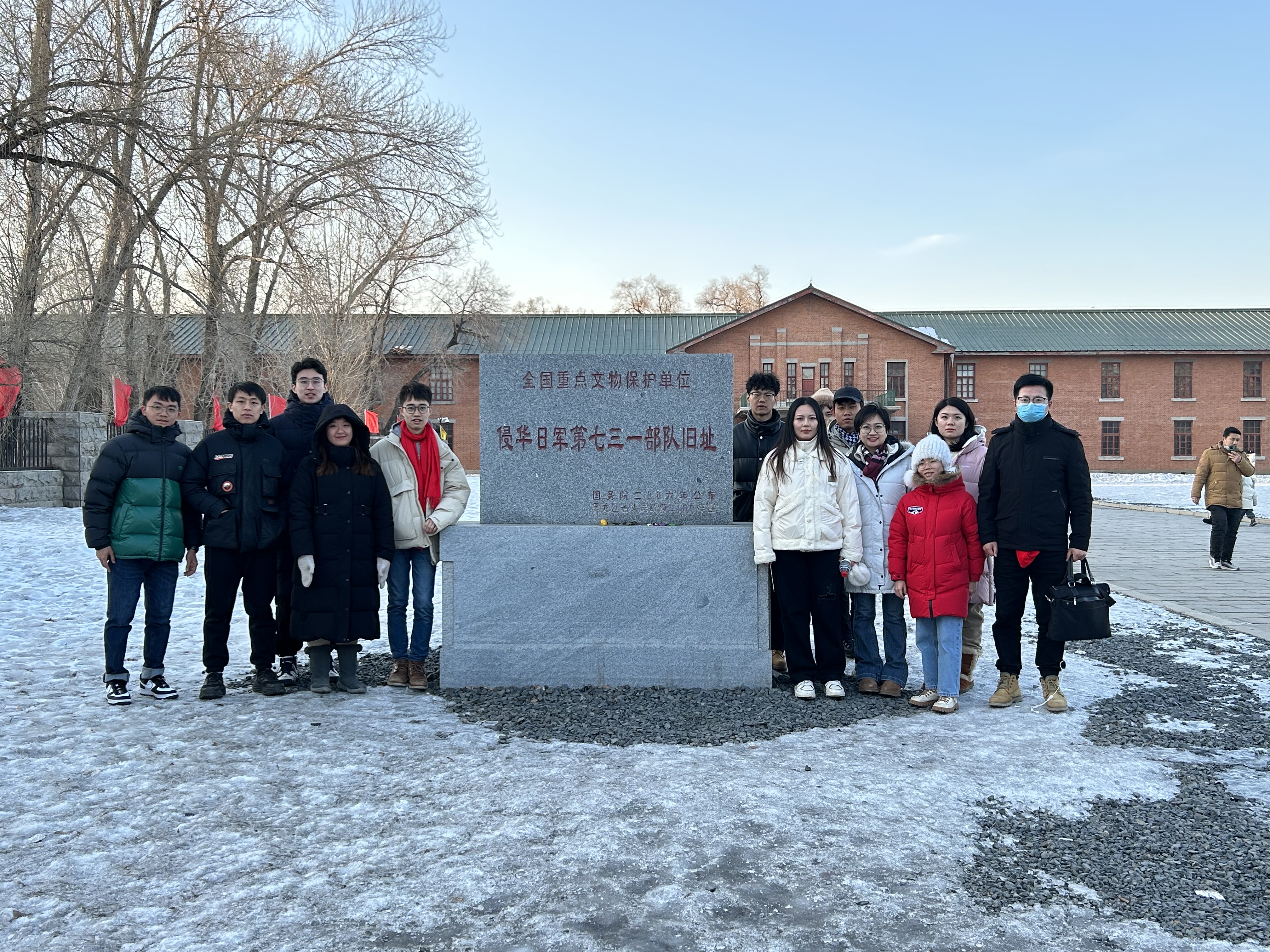 20240227-桑梓研修營(yíng)學(xué)員赴哈爾濱市實(shí)踐調(diào)研-聯(lián)絡(luò)部-實(shí)踐支隊(duì)在七三一部隊(duì)罪證陳列館合影.jpg