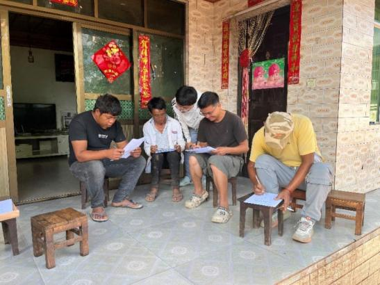 20230730-云南南澗支隊(duì)成員開展農(nóng)戶入戶調(diào)查左-南澗支隊(duì)供圖-支隊(duì)成員在村民家中開展的調(diào)研.png