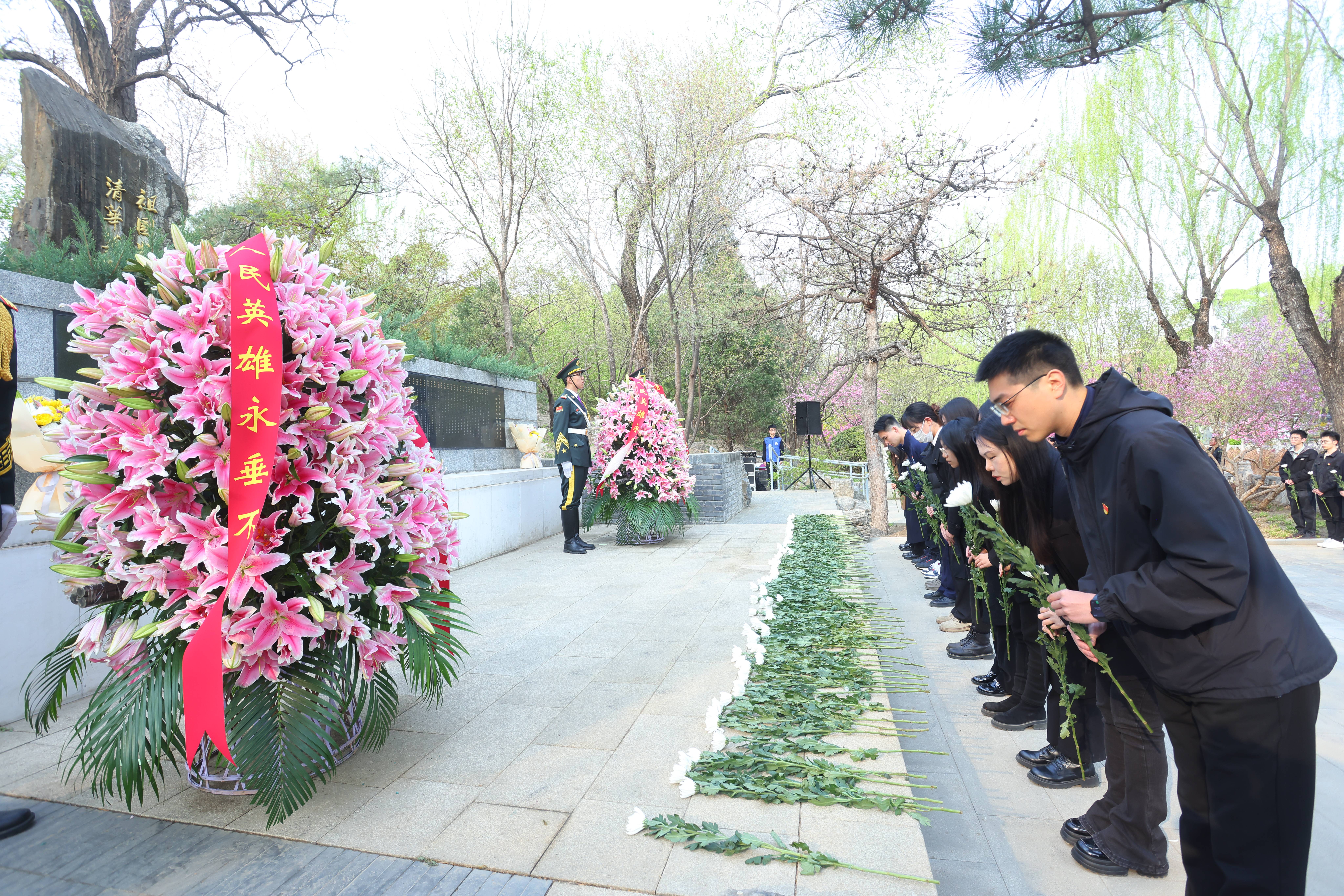敬獻(xiàn)獻(xiàn)花1.jpg