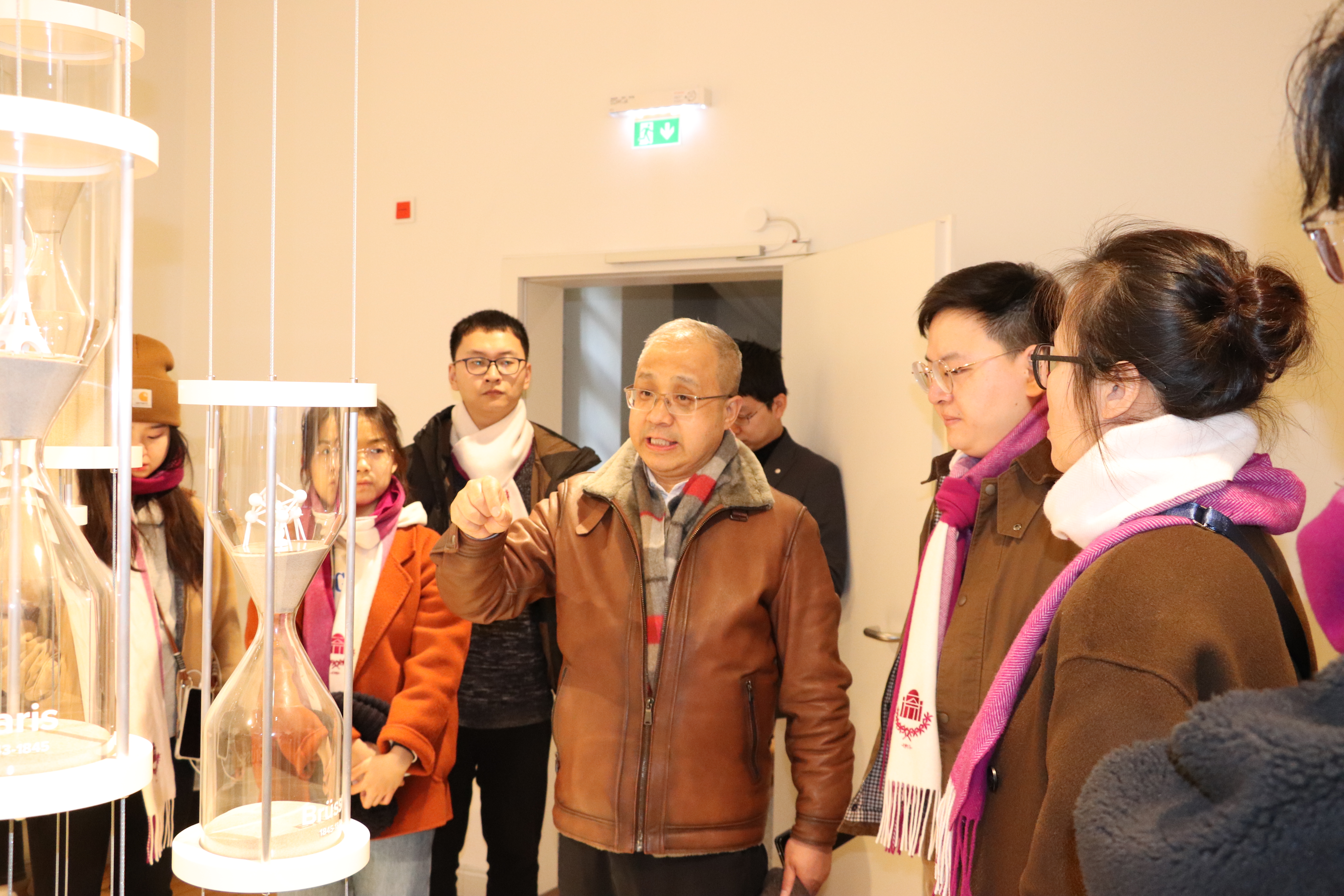 1-20240131-新雁六期海外實踐-無-李成旺教授在馬克思故居現(xiàn)場授課.JPG