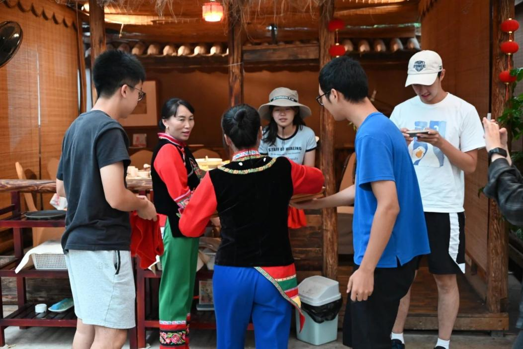 20230821-2023年暑期清華大學(xué)人文學(xué)院“如是我文”品牌項(xiàng)目實(shí)踐紀(jì)實(shí)-“立竿澗影”電影美育與民族文化調(diào)研支隊(duì)成員觀看、學(xué)習(xí)跳菜文化-劉若琪.png