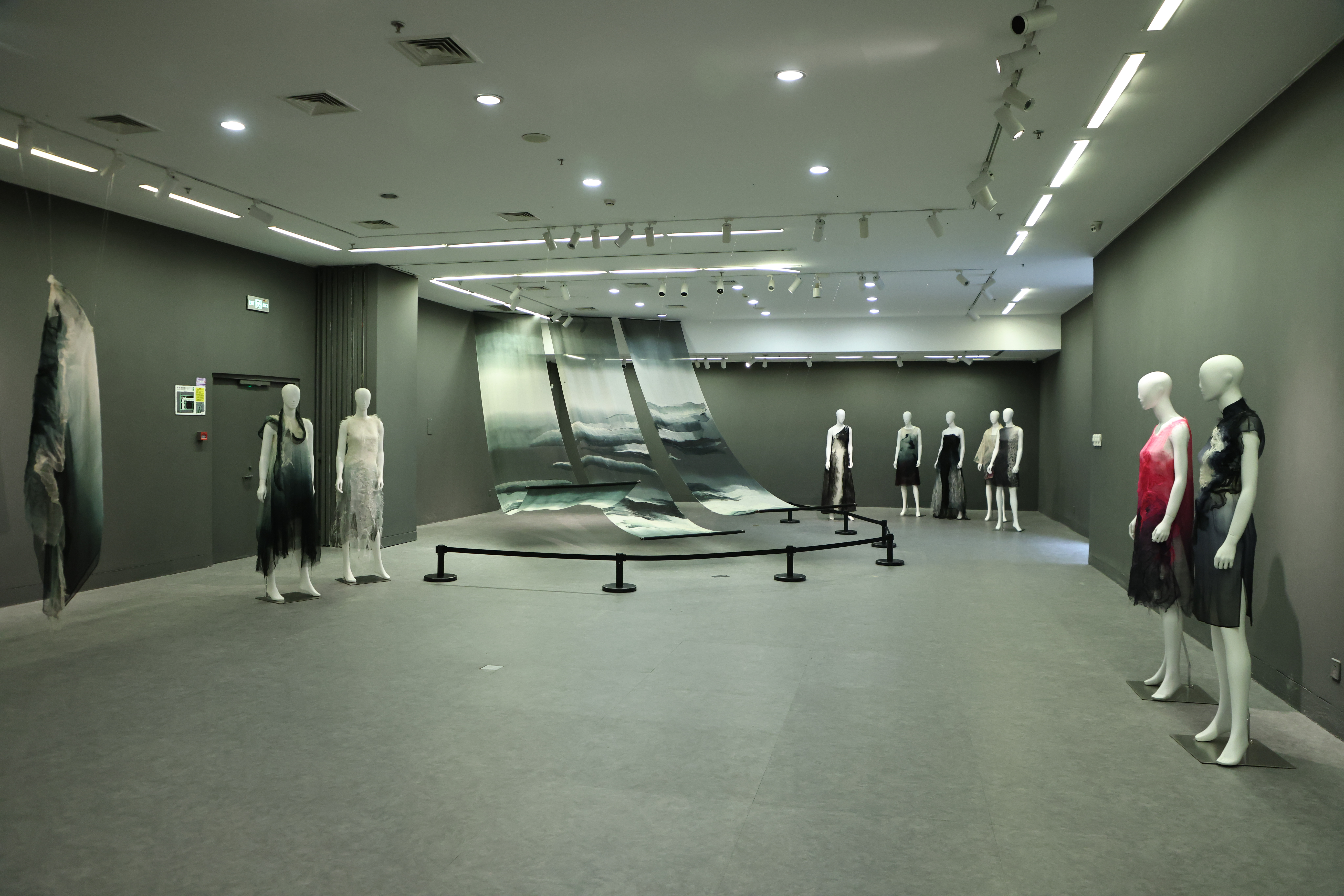 20231028-美院舉辦“衣者·天地形”李薇藝術(shù)作品展及研討會-李薇-展覽現(xiàn)場2.JPG