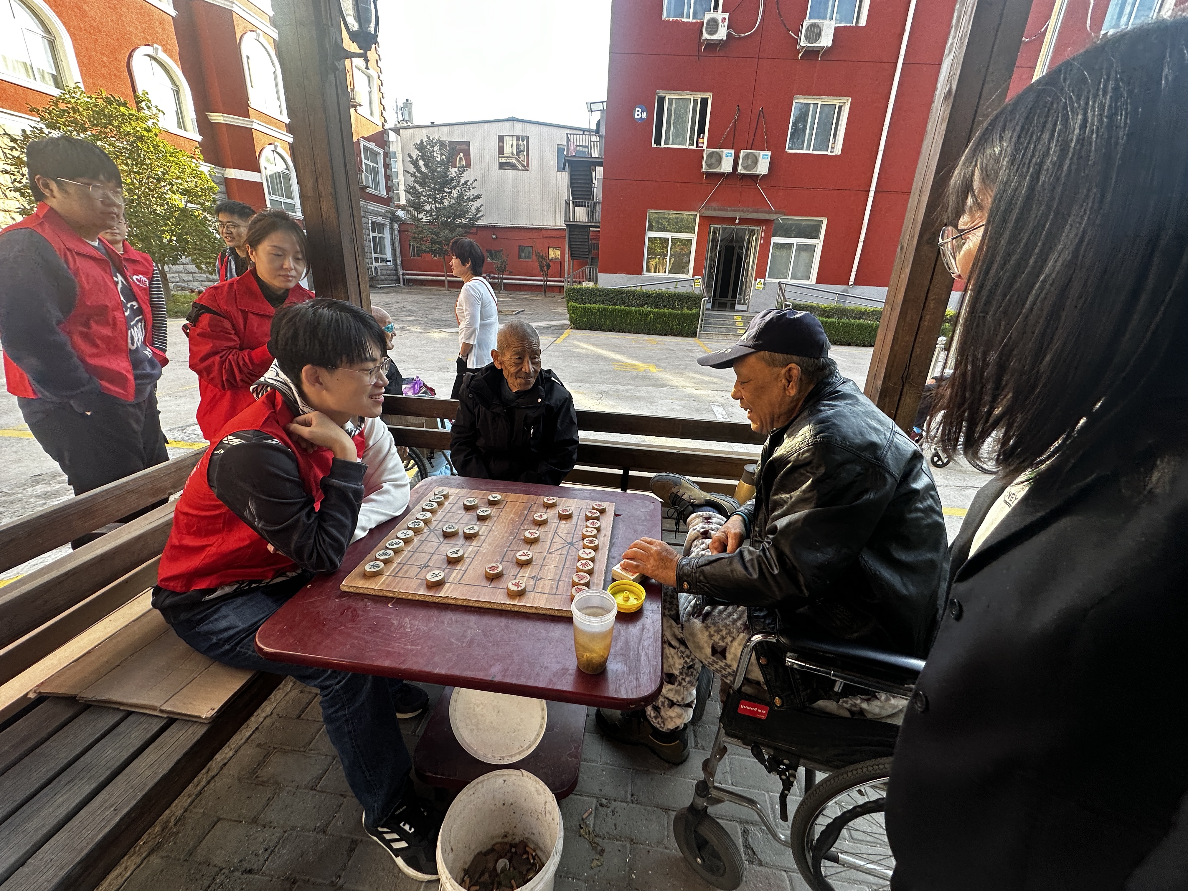 20231022-重陽節(jié)“傳承溫暖,敬老愛老”活動-何宏宇-志愿者陪同老人聊天下棋 - 副本.jpg
