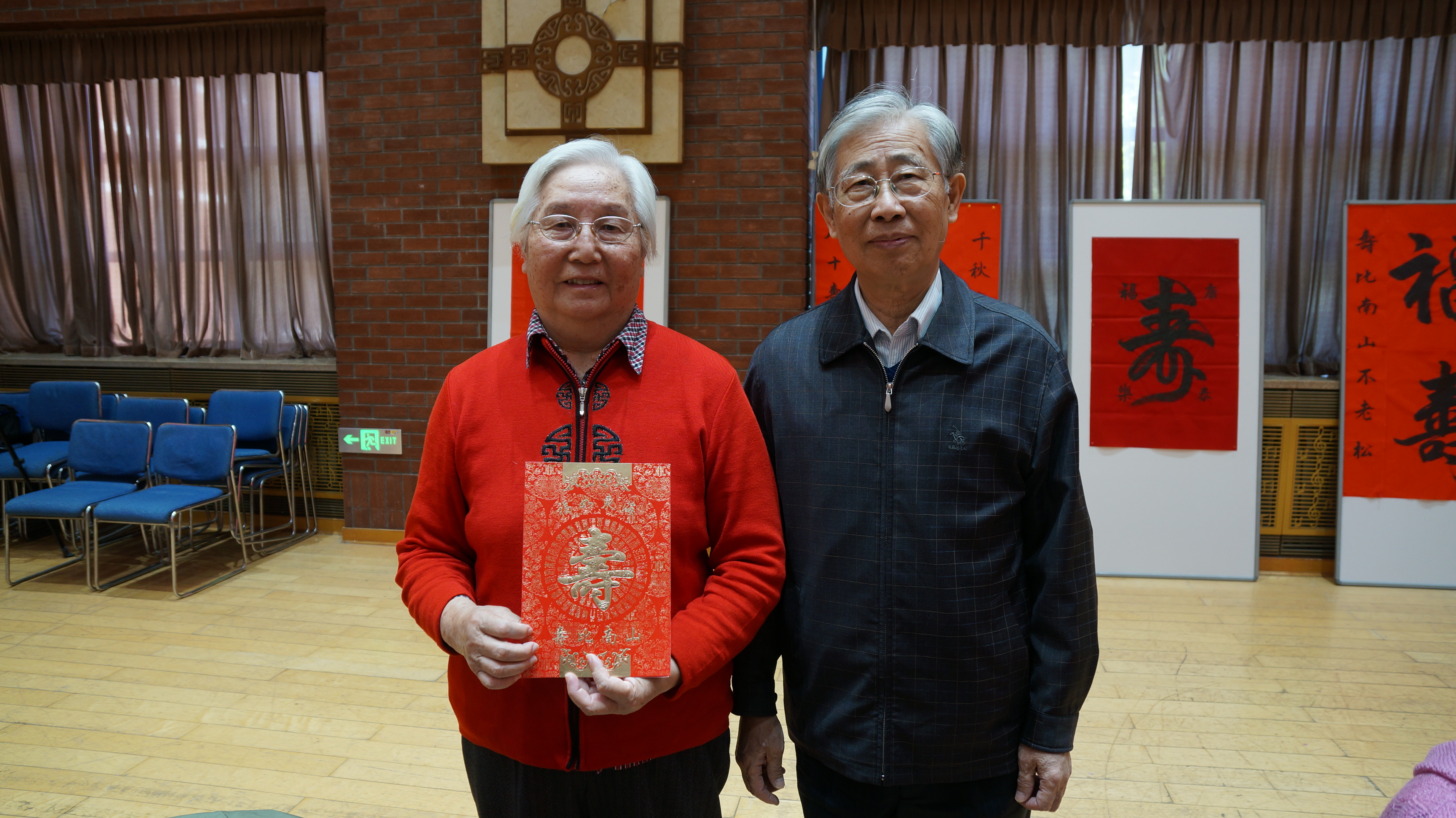 20221004-八十壽辰金婚慶典-趙青松-張?jiān)倥d為老同志送賀卡.JPG
