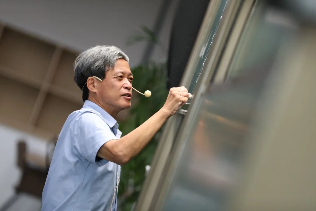 20250528-深谷賢治教授獲2025年度邵逸夫數(shù)學(xué)科學(xué)獎-王一婷-深谷賢治開設(shè)辛幾何概述公開課.jpg