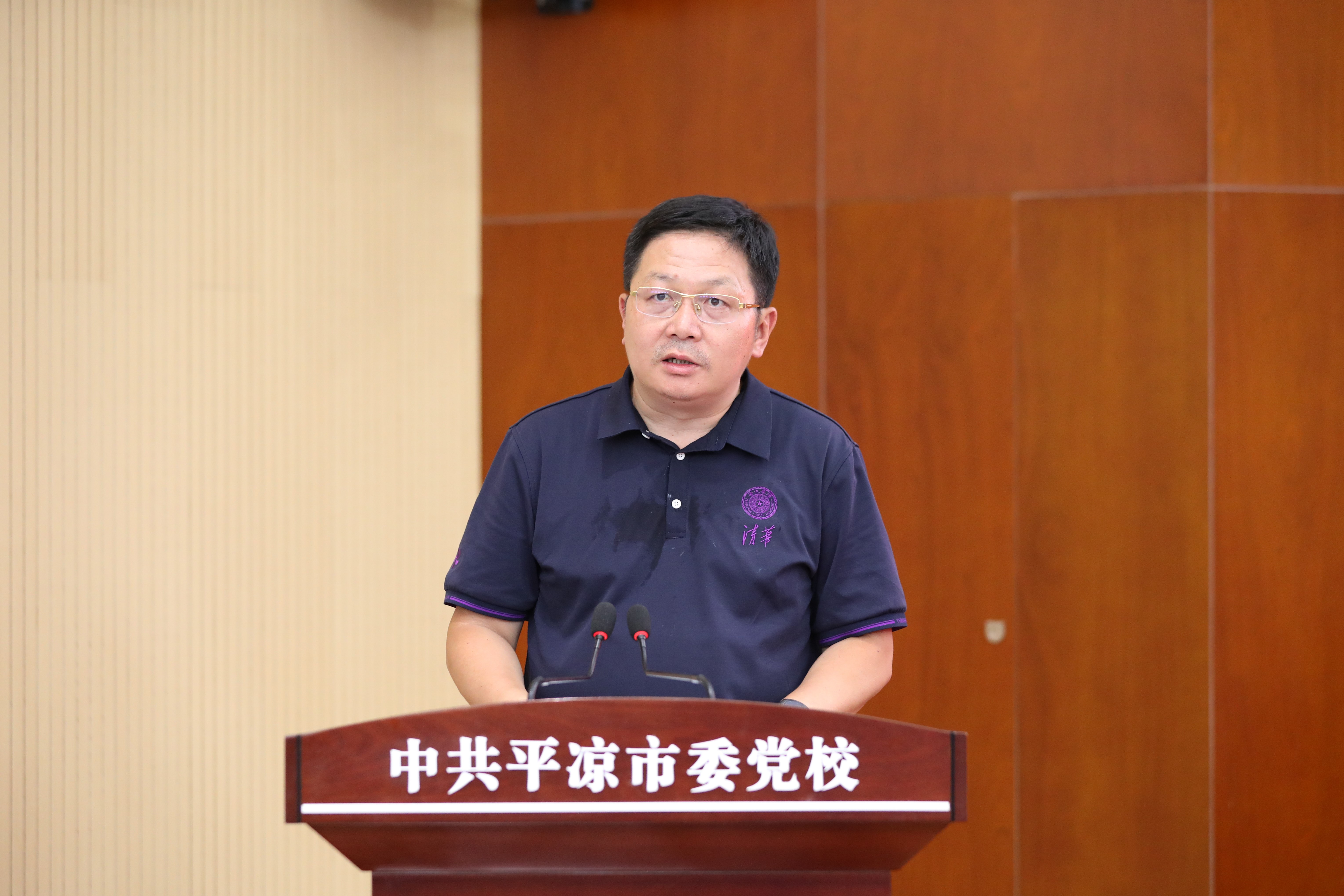 20230710-清華大學鄉(xiāng)村振興甘肅平?jīng)鲞h程教學站揭牌暨鄉(xiāng)村教師護眼燈捐贈儀式 -清華大學繼續(xù)教育學院院長劉震講話-平?jīng)鋈诿襟w中心拍攝.jpg