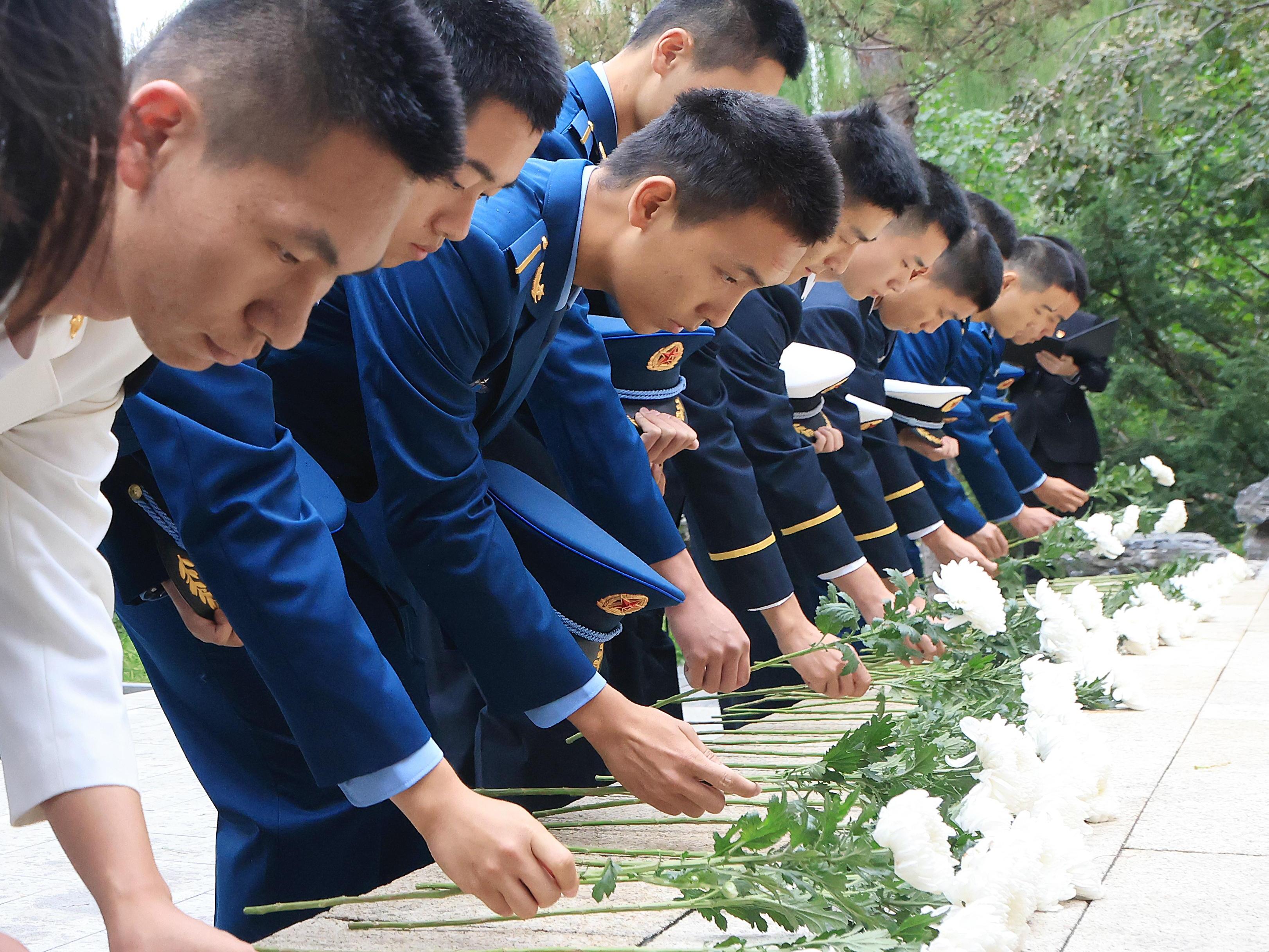 20240930-烈士紀念日清華大學祭掃活動舉行退伍軍人代表獻花環(huán)節(jié)-研工部-照片.jpg