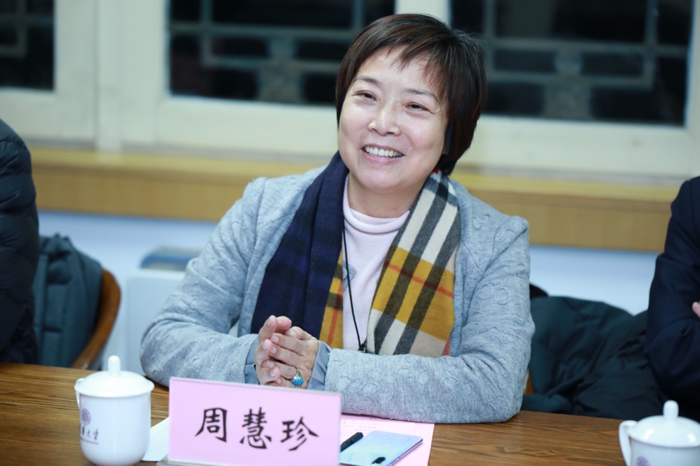 一些人在桌子前吃東西描述已自動生成 一些人在桌子前吃東西描述已自動生成