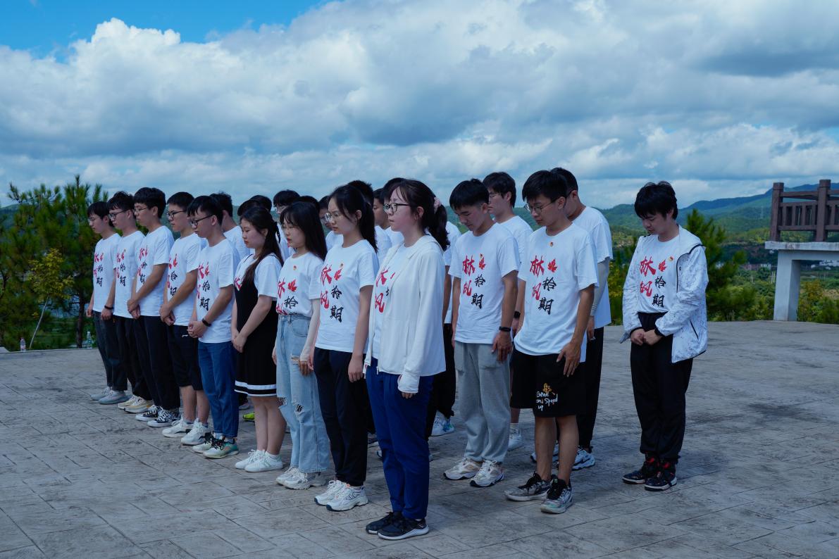 20220808-0814-清華大學(xué)“林楓計(jì)劃”師生赴江西贛縣區(qū)調(diào)研實(shí)踐-桂雨謙攝-支隊(duì)師生在紀(jì)念碑前緬懷革命先烈.jpg